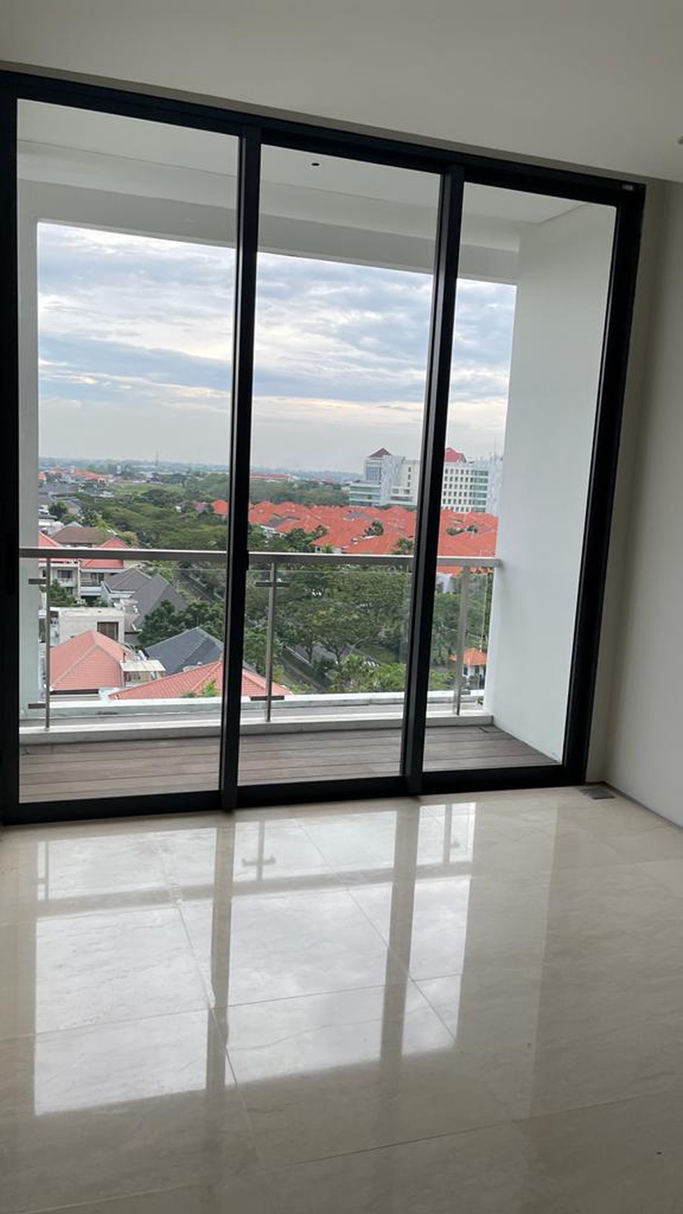 Dijual Apartemen The Rosebay 2 Kamar Tidur -  TOWER A - lantai 9 - Best VIew Kota - Dekat Pakuwon Mall, Sekolah PETRA 