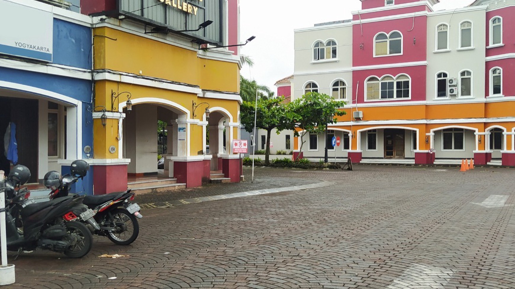RUKO 3 LANTAI SIAP PAKAI DIKAWASAN PERUMAHAN ELIT CASA GRANDE, RINGROAD UTARA