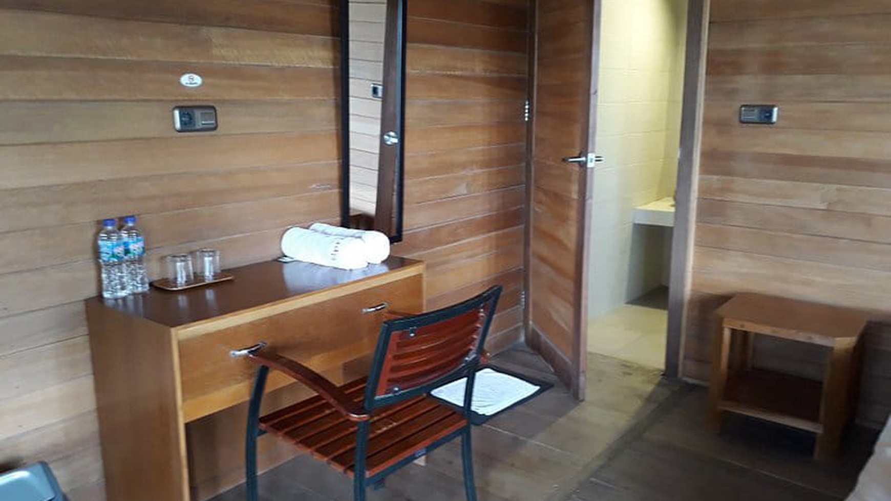 Dijual Ex Hotel Labuan Bajo Manggarai Barat NTT Indonesia - BEST view Gunung , LAUT Strategis dekat Bandara Udara, Pelabuhan , Komersial area Jalan UTAMA Labuan Bajo