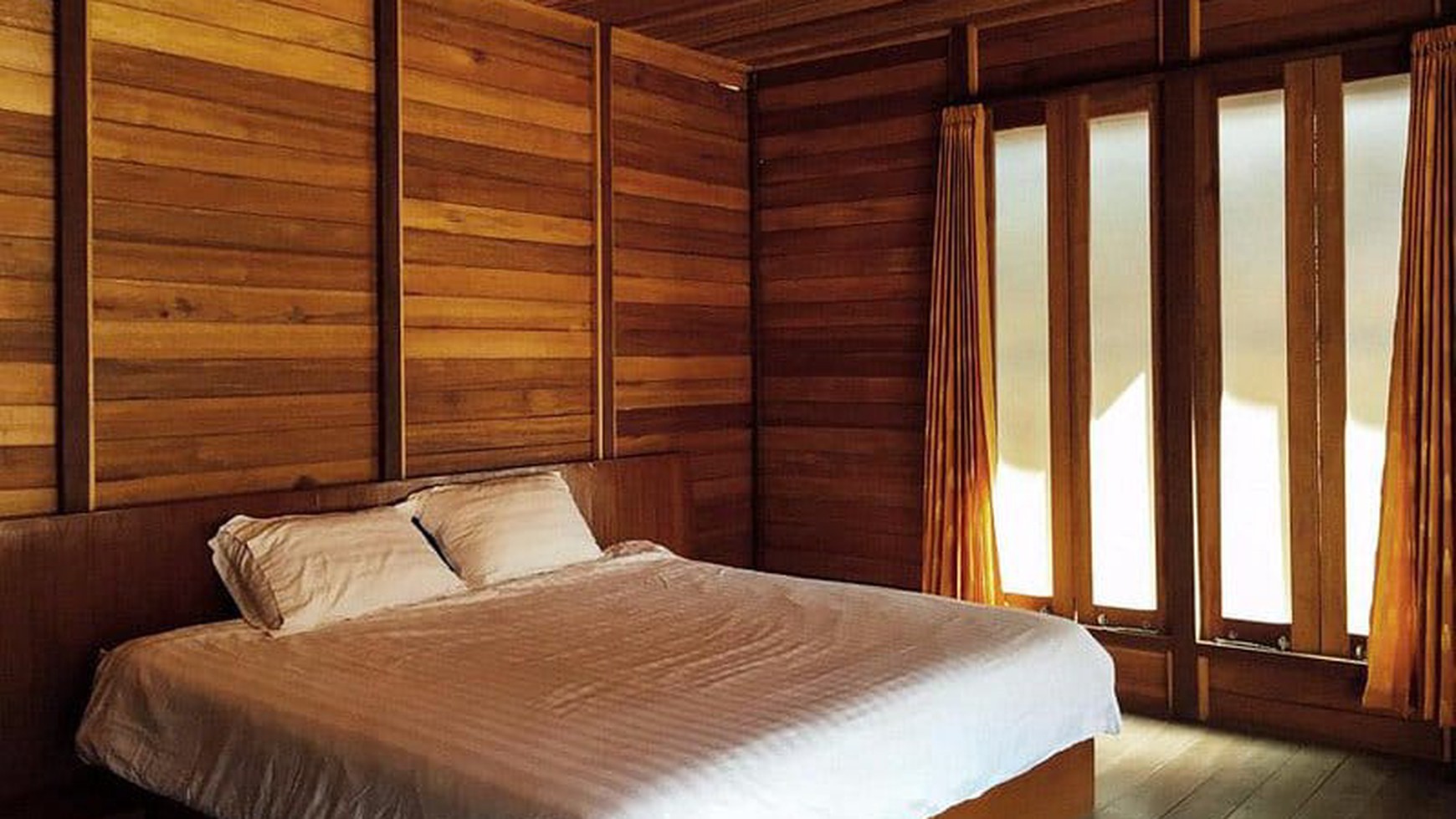 Dijual Ex Hotel Labuan Bajo Manggarai Barat NTT Indonesia - BEST view Gunung , LAUT Strategis dekat Bandara Udara, Pelabuhan , Komersial area Jalan UTAMA Labuan Bajo