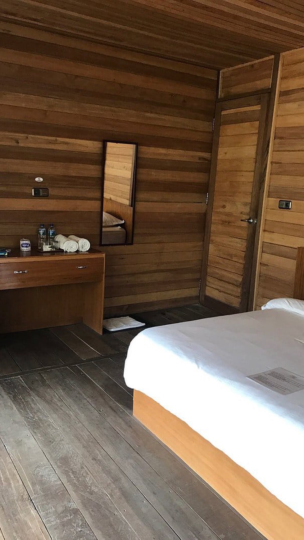 Dijual Ex Hotel Labuan Bajo Manggarai Barat NTT Indonesia - BEST view Gunung , LAUT Strategis dekat Bandara Udara, Pelabuhan , Komersial area Jalan UTAMA Labuan Bajo