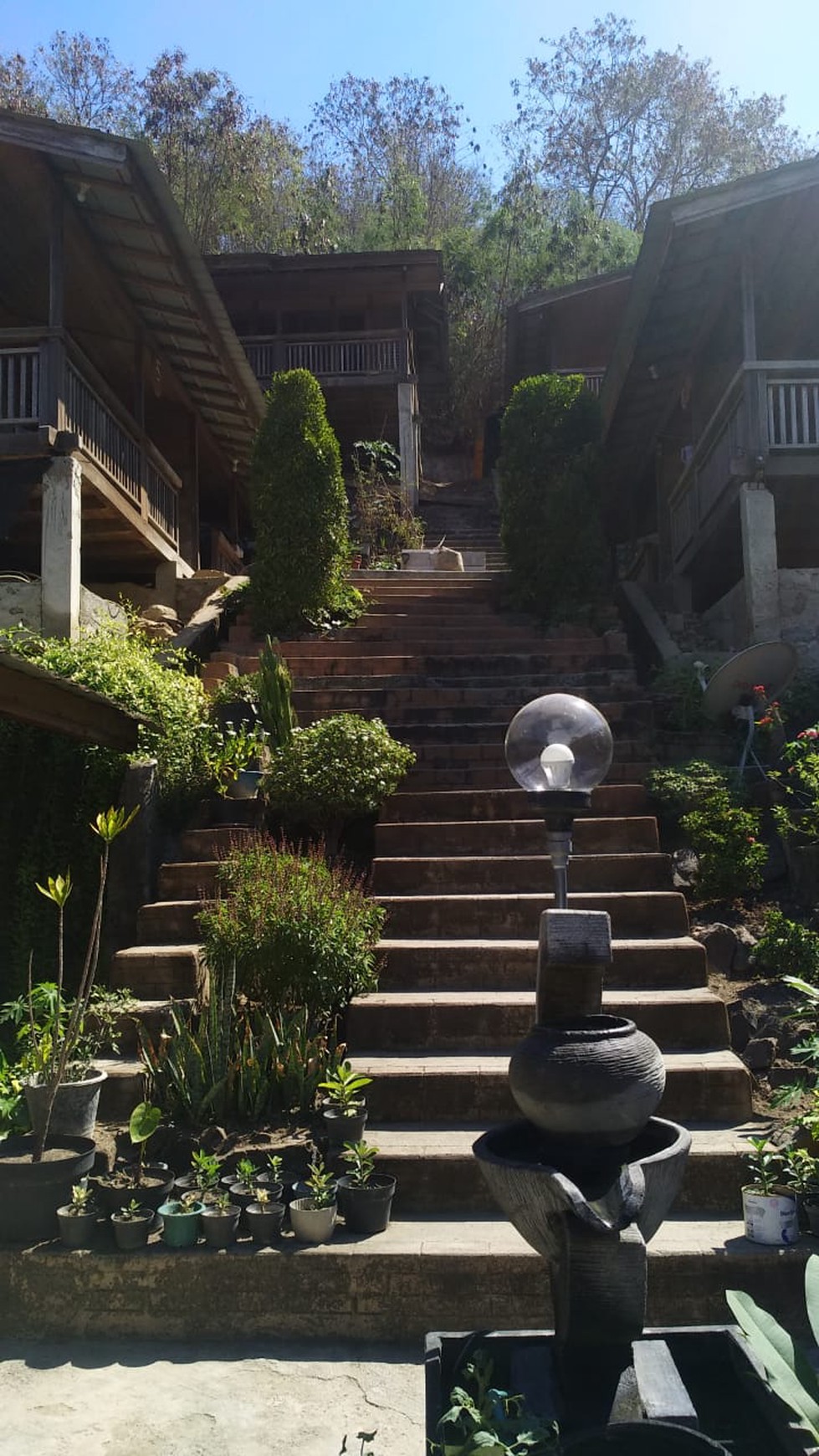 Dijual Ex Hotel Labuan Bajo Manggarai Barat NTT Indonesia - BEST view Gunung , LAUT Strategis dekat Bandara Udara, Pelabuhan , Komersial area Jalan UTAMA Labuan Bajo