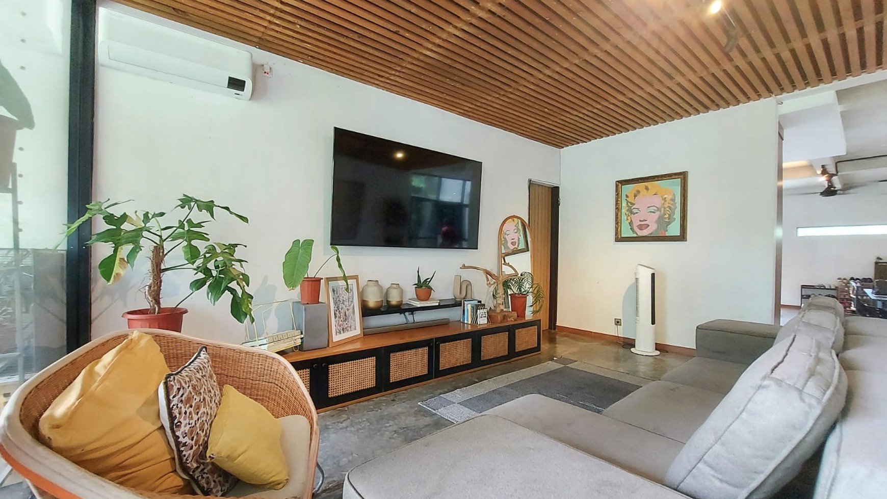 Rumah Layout Bagus Berhalaman Luas Dengan Kolam Renang di Cirendeu