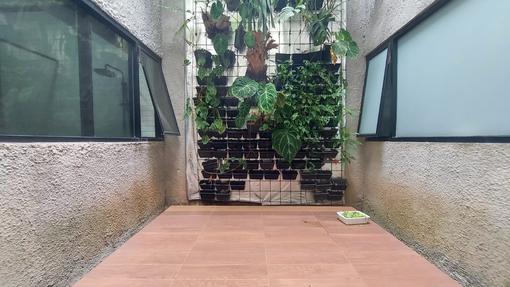 Rumah Layout Bagus Berhalaman Luas Dengan Kolam Renang di Cirendeu