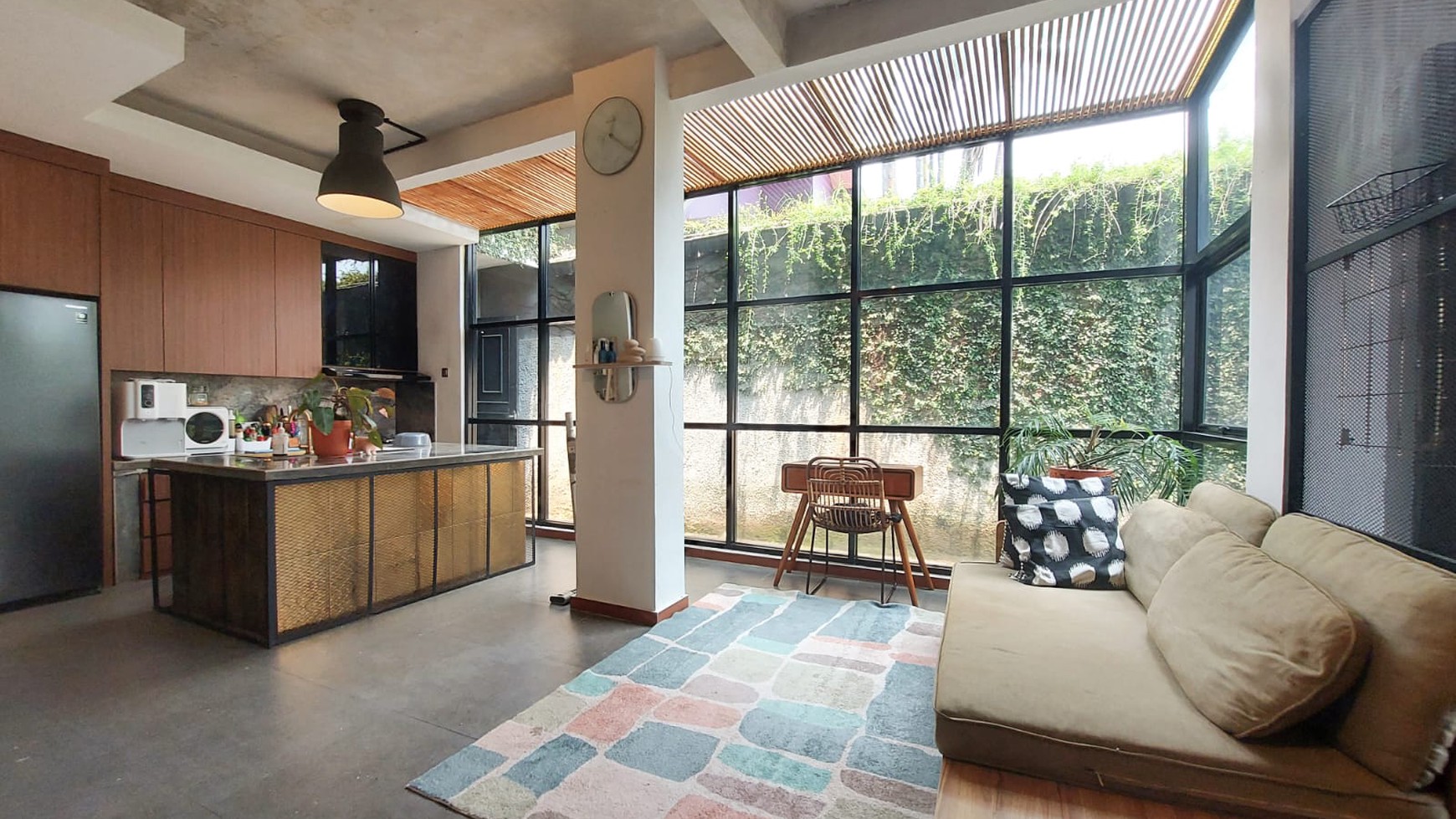 Rumah Layout Bagus Berhalaman Luas Dengan Kolam Renang di Cirendeu