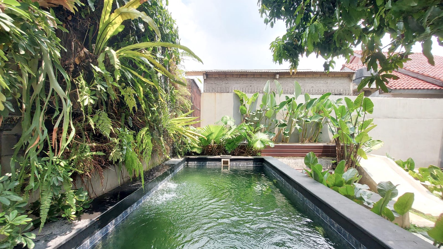 Rumah Layout Bagus Berhalaman Luas Dengan Kolam Renang di Cirendeu