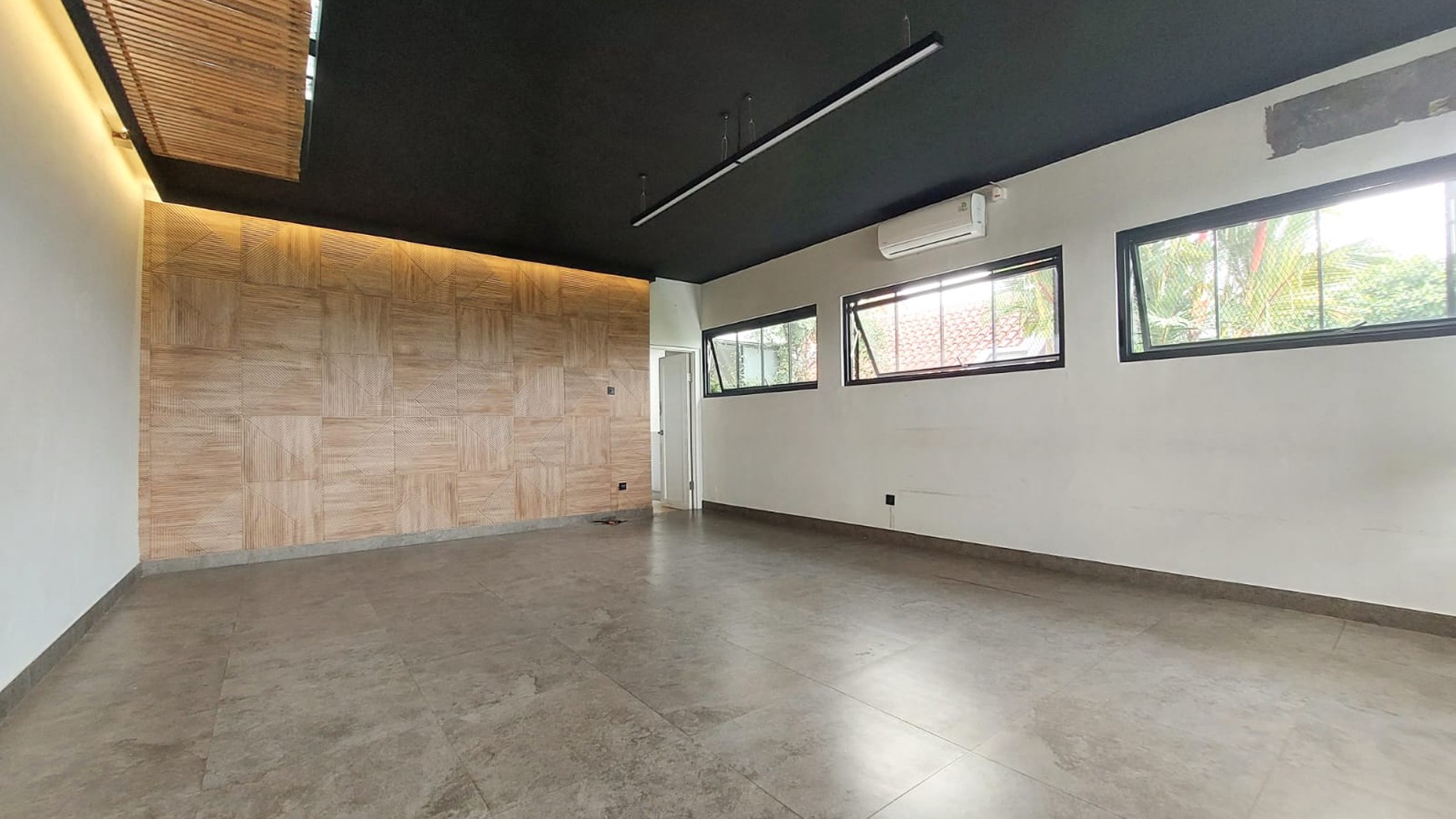 Rumah Layout Bagus Berhalaman Luas Dengan Kolam Renang di Cirendeu
