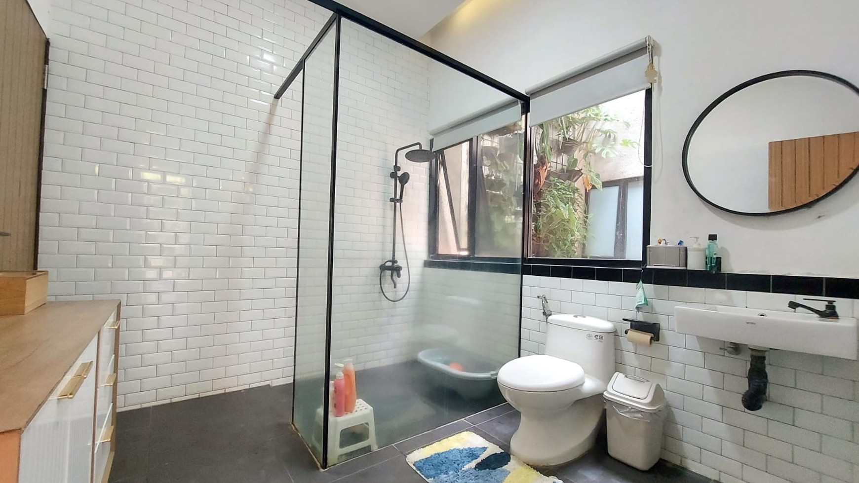 Rumah Layout Bagus Berhalaman Luas Dengan Kolam Renang di Cirendeu