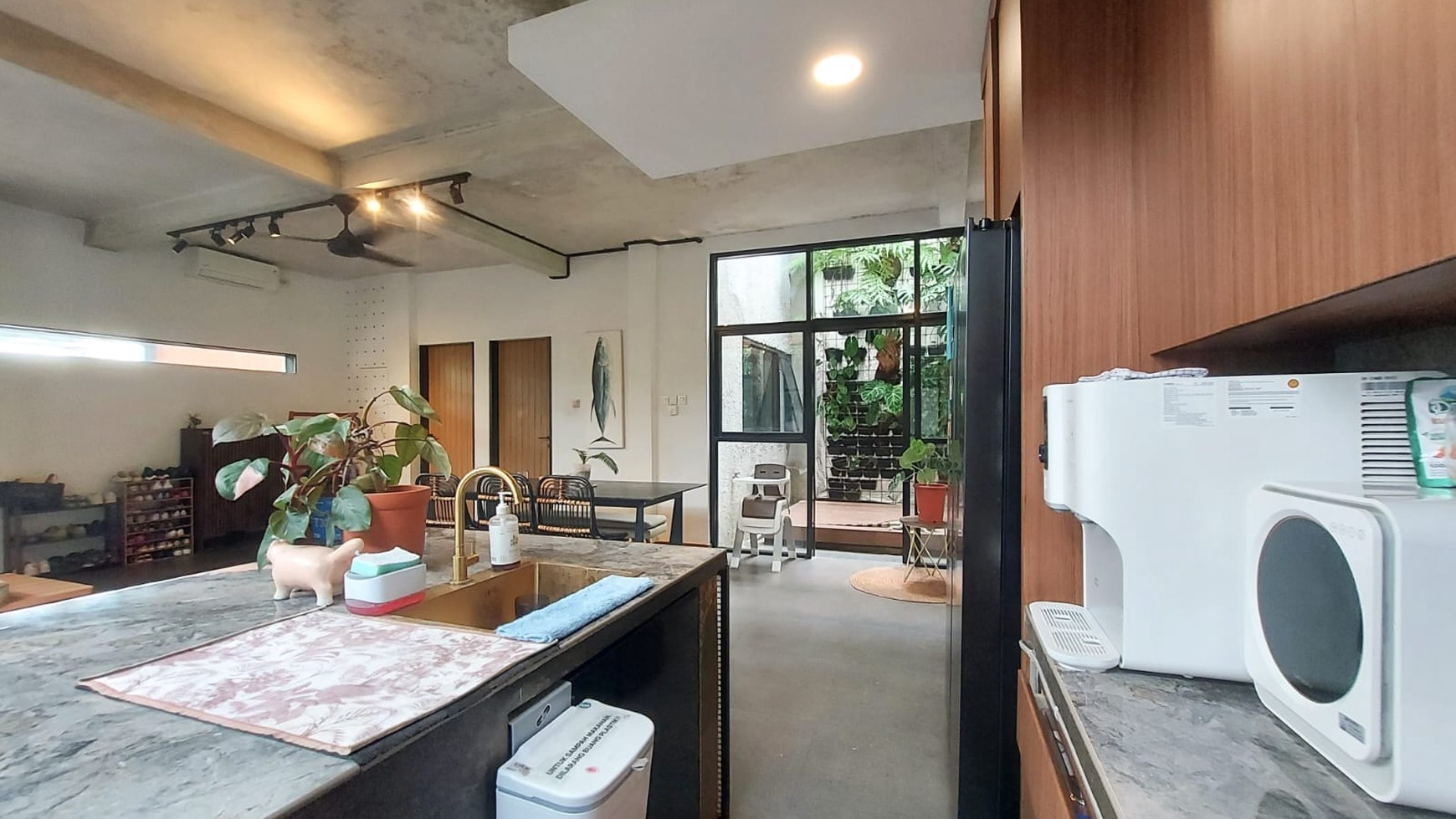 Rumah Layout Bagus Berhalaman Luas Dengan Kolam Renang di Cirendeu