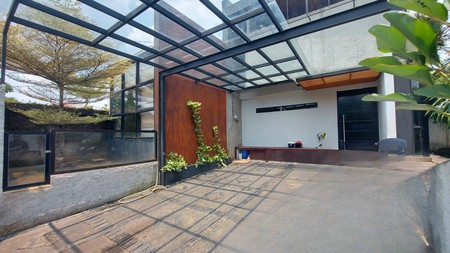 Rumah Layout Bagus Berhalaman Luas Dengan Kolam Renang di Cirendeu
