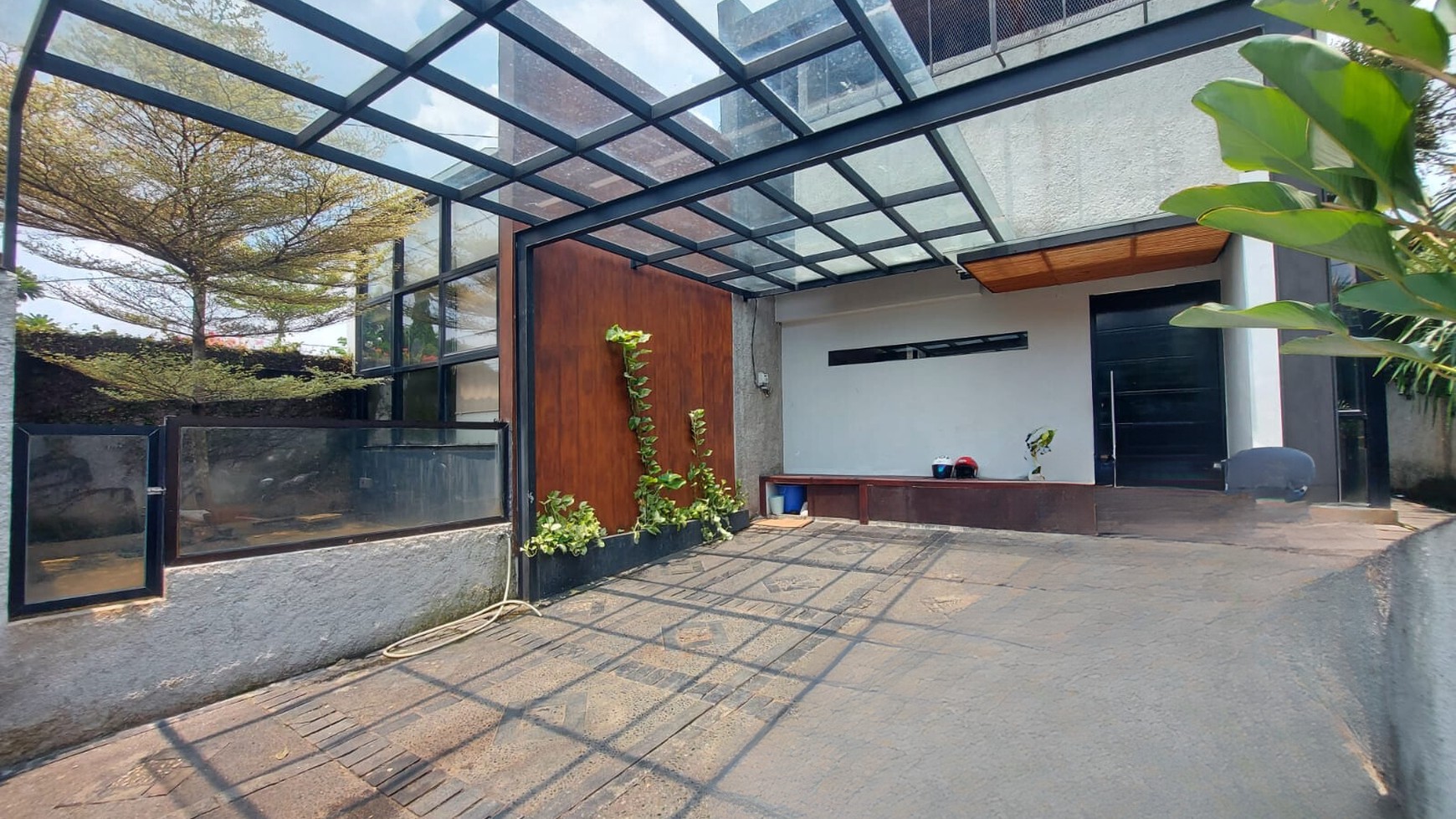 Rumah Layout Bagus Berhalaman Luas Dengan Kolam Renang di Cirendeu