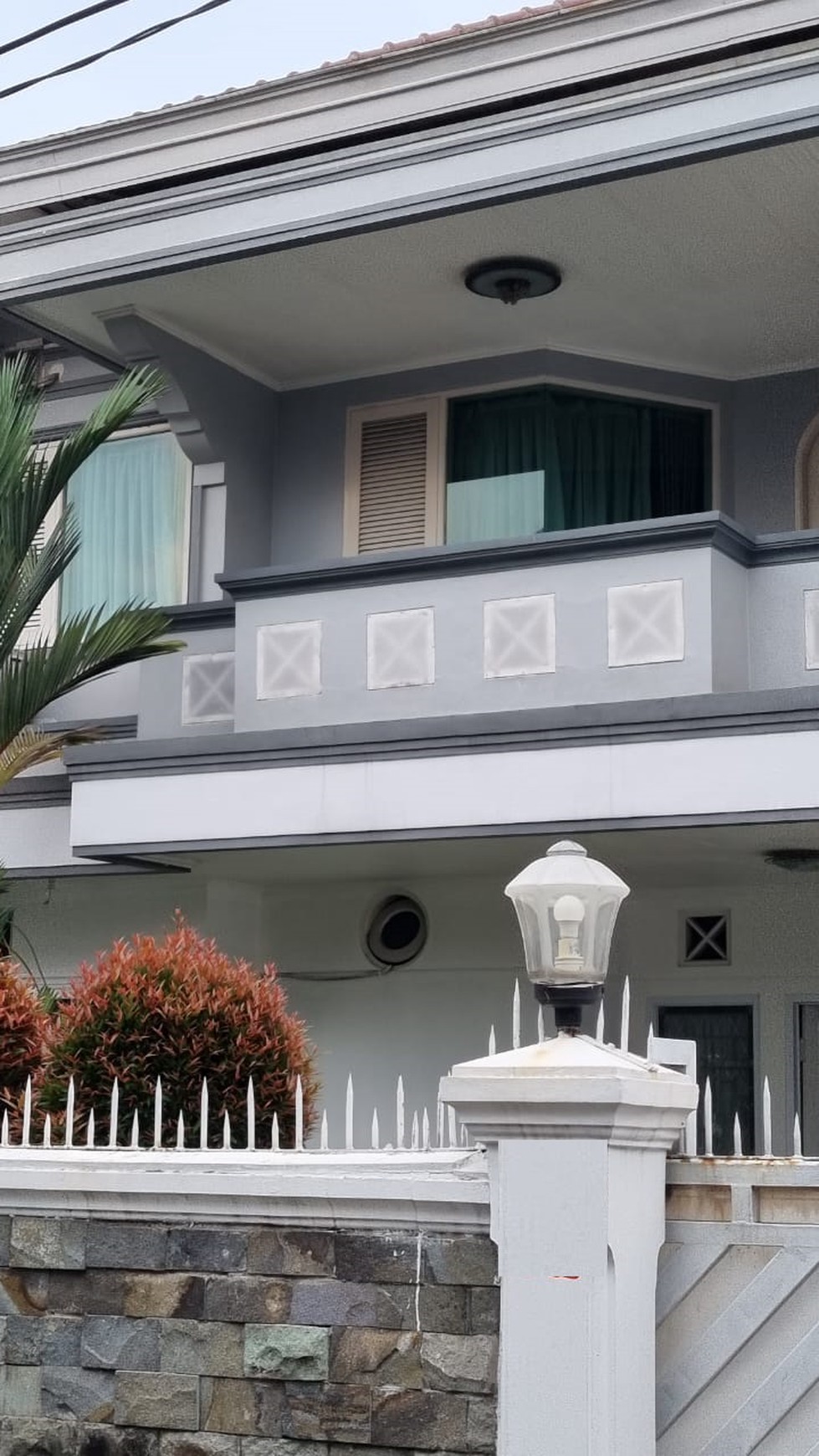 Rumah Bagus, halaman asri 2 lantai di Cireunde