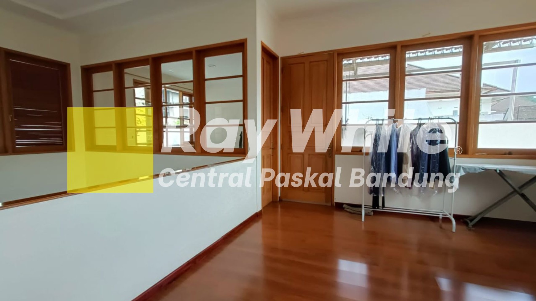 Rumah Lux 2 Lantai di Sterasari Indah