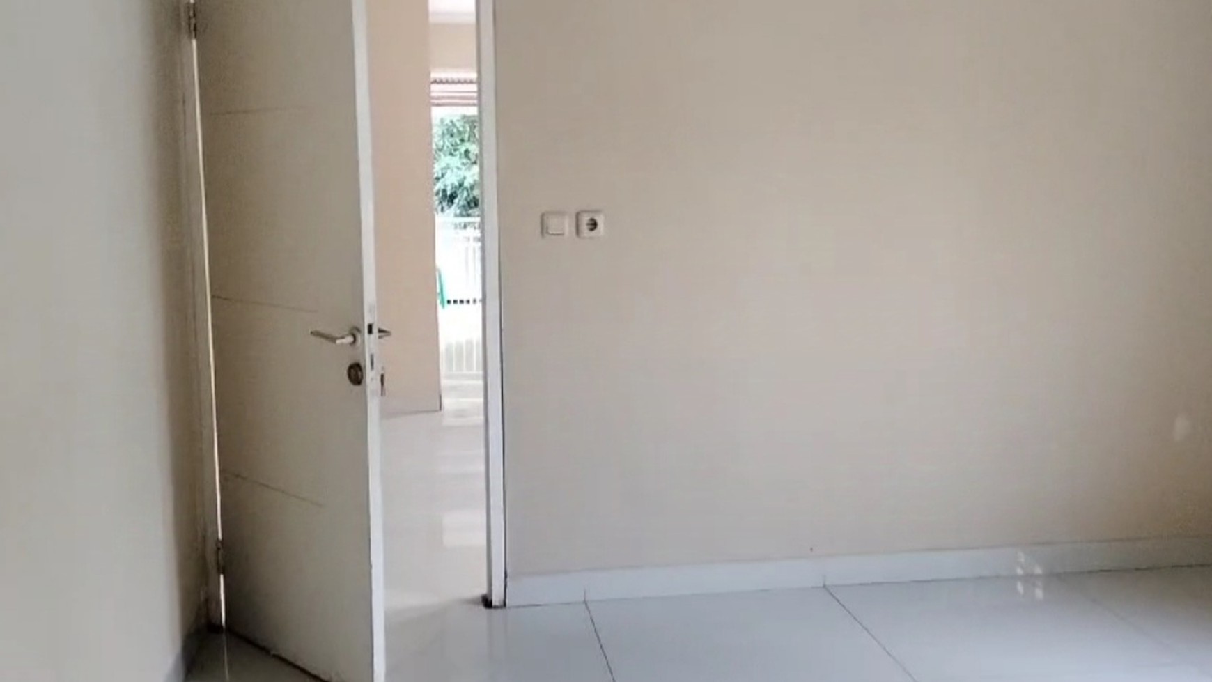 Murah. Rumah 2 Lantai Di Villa Melati Mas, Serpong Utara. 