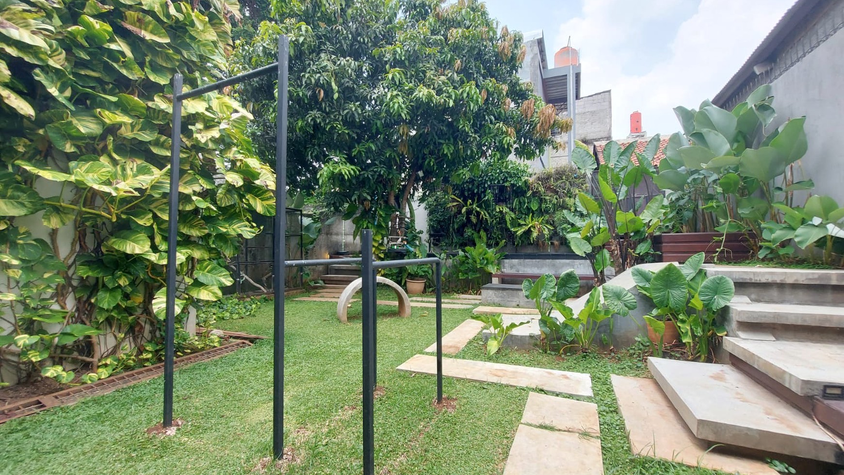 Cirendeu Rumah Luas 225 Dengan Halaman Luas Dan Kolam Renang