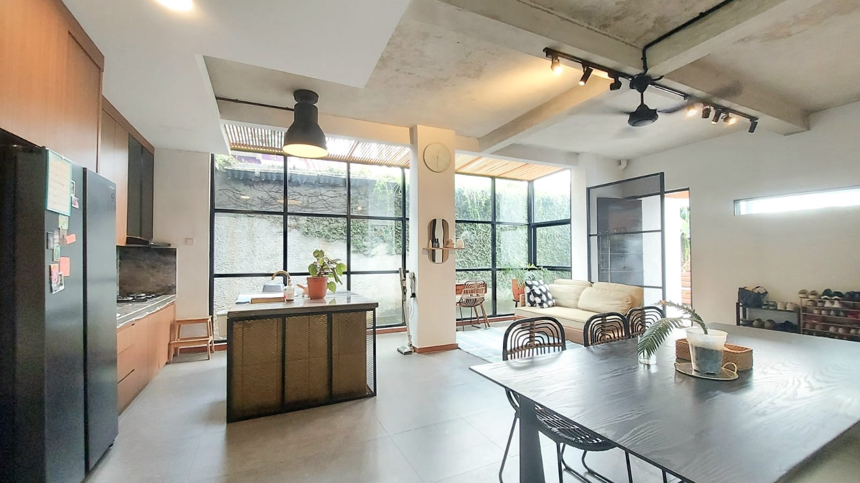 Cirendeu Rumah Luas 225 Dengan Halaman Luas Dan Kolam Renang