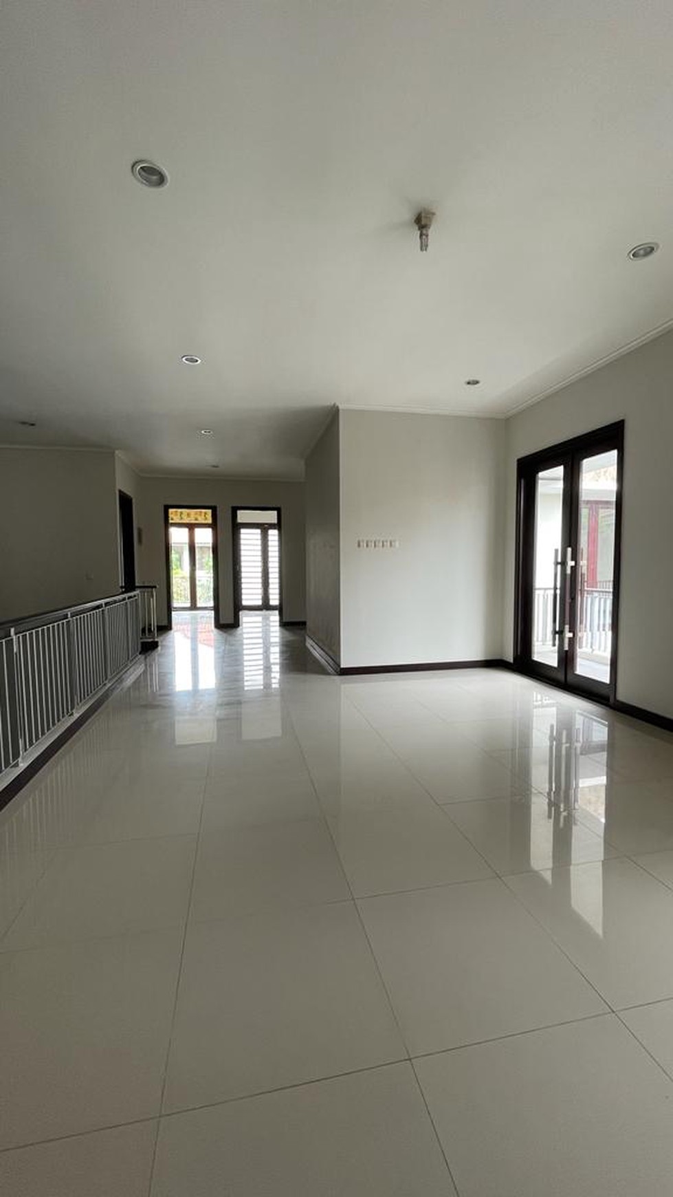 Disewakan Rumah Graha Family Surabaya SPESIAL 6+1 Kamar Tidur - LUAS 450 m2 dekat National Hospital , Pakuwon Mall