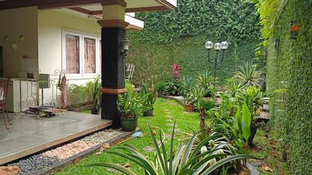 Dijual Rumah Mewah dengan Halaman Luas dan Strategis @Tebet