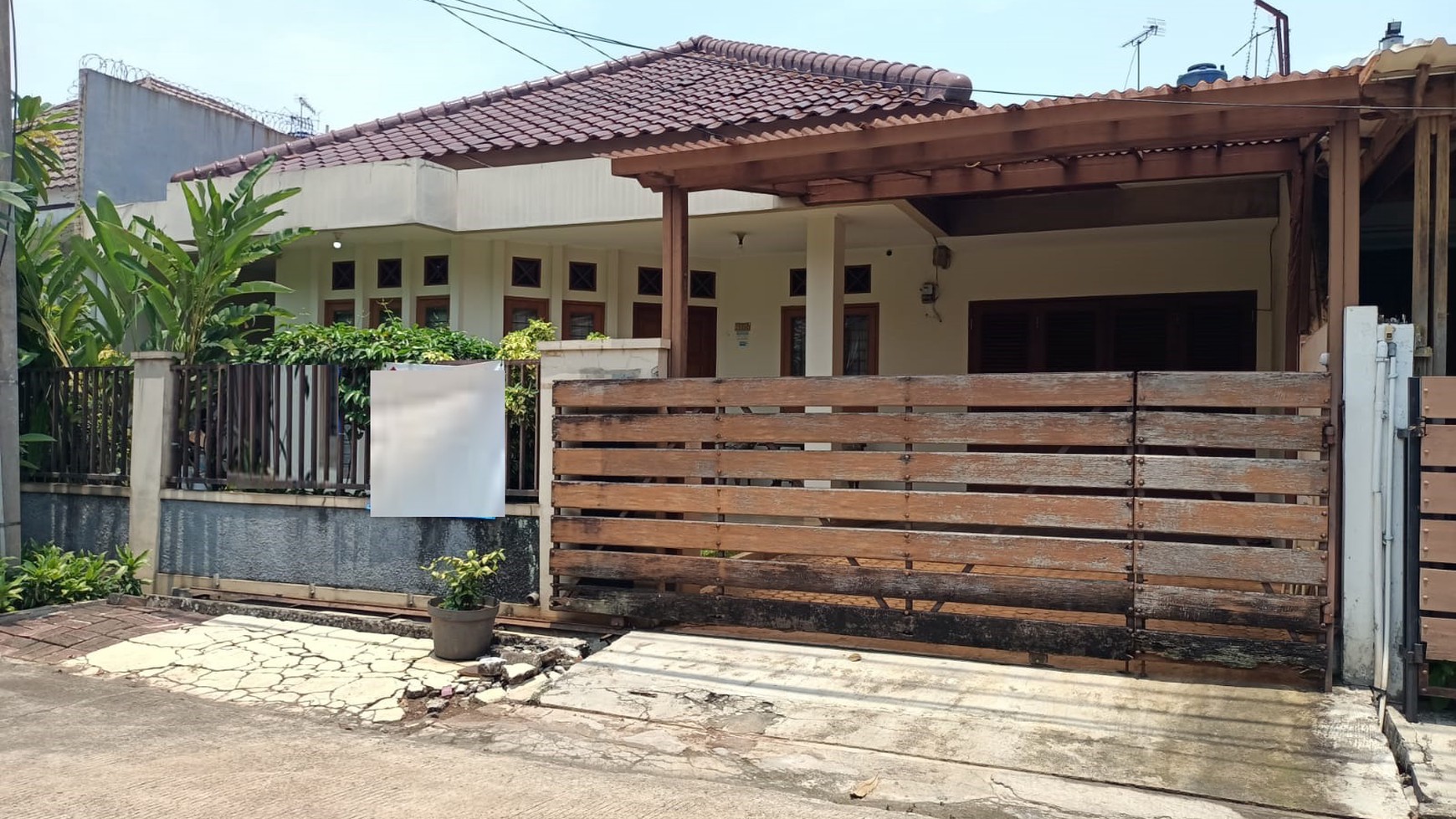 Rumah Terawat Kondisi Rapih di Komplek Besar dan Strategis Cinere