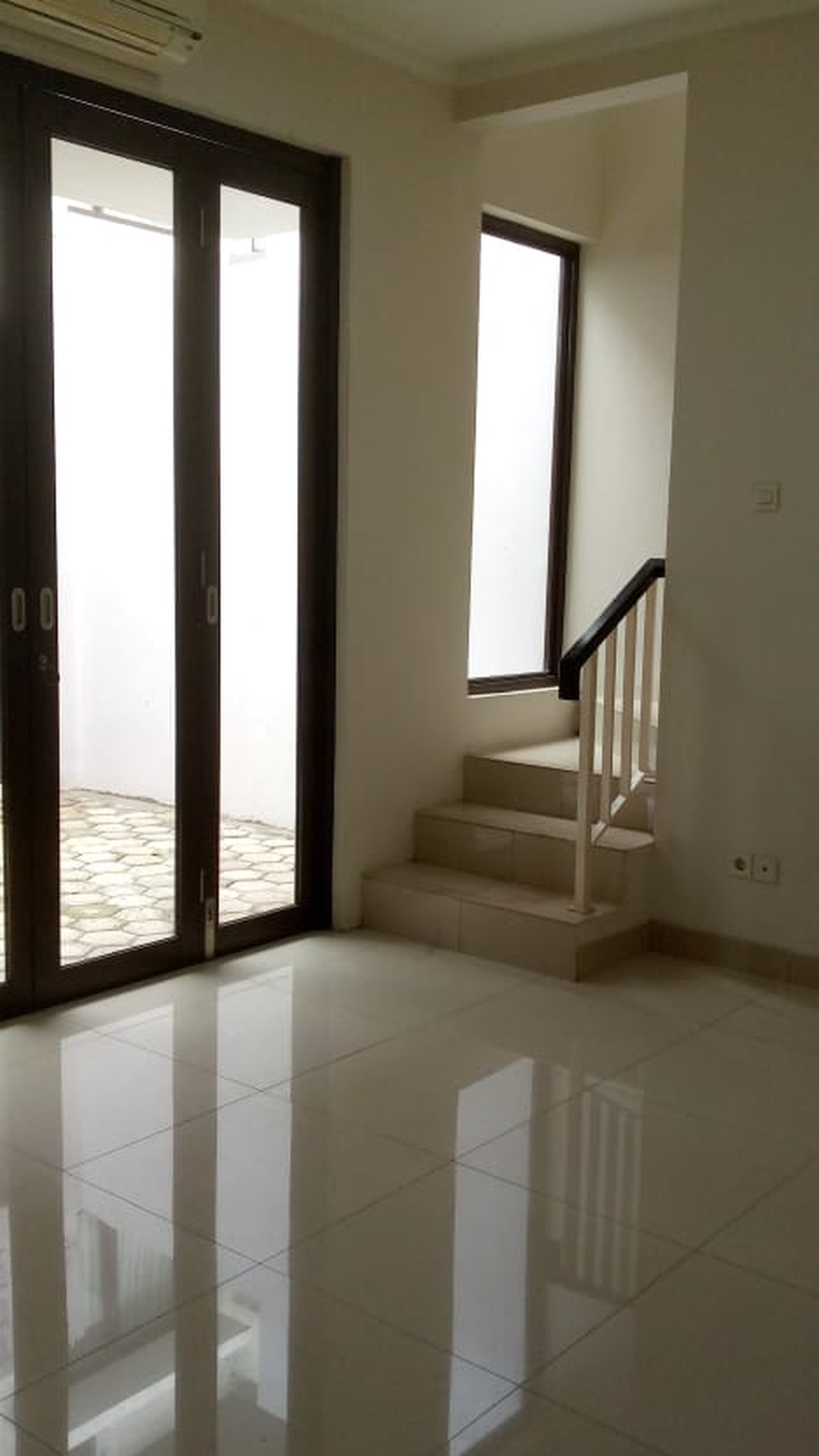 Rumah bagus, Semi furnished dalam cluster di Bintaro Sektor 9