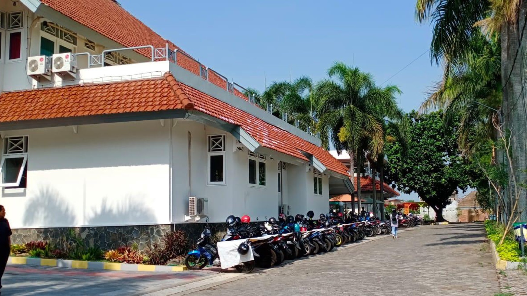 Gedung dan lahan kosong di Malang