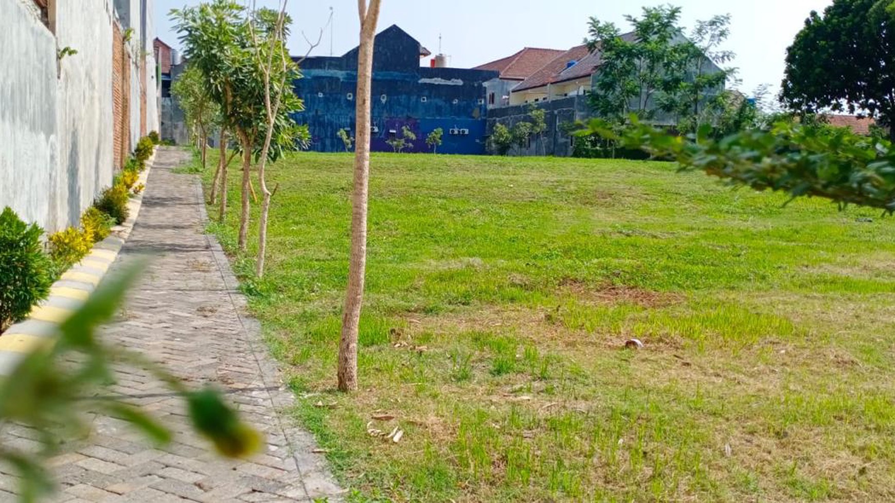 Gedung dan lahan kosong di Malang