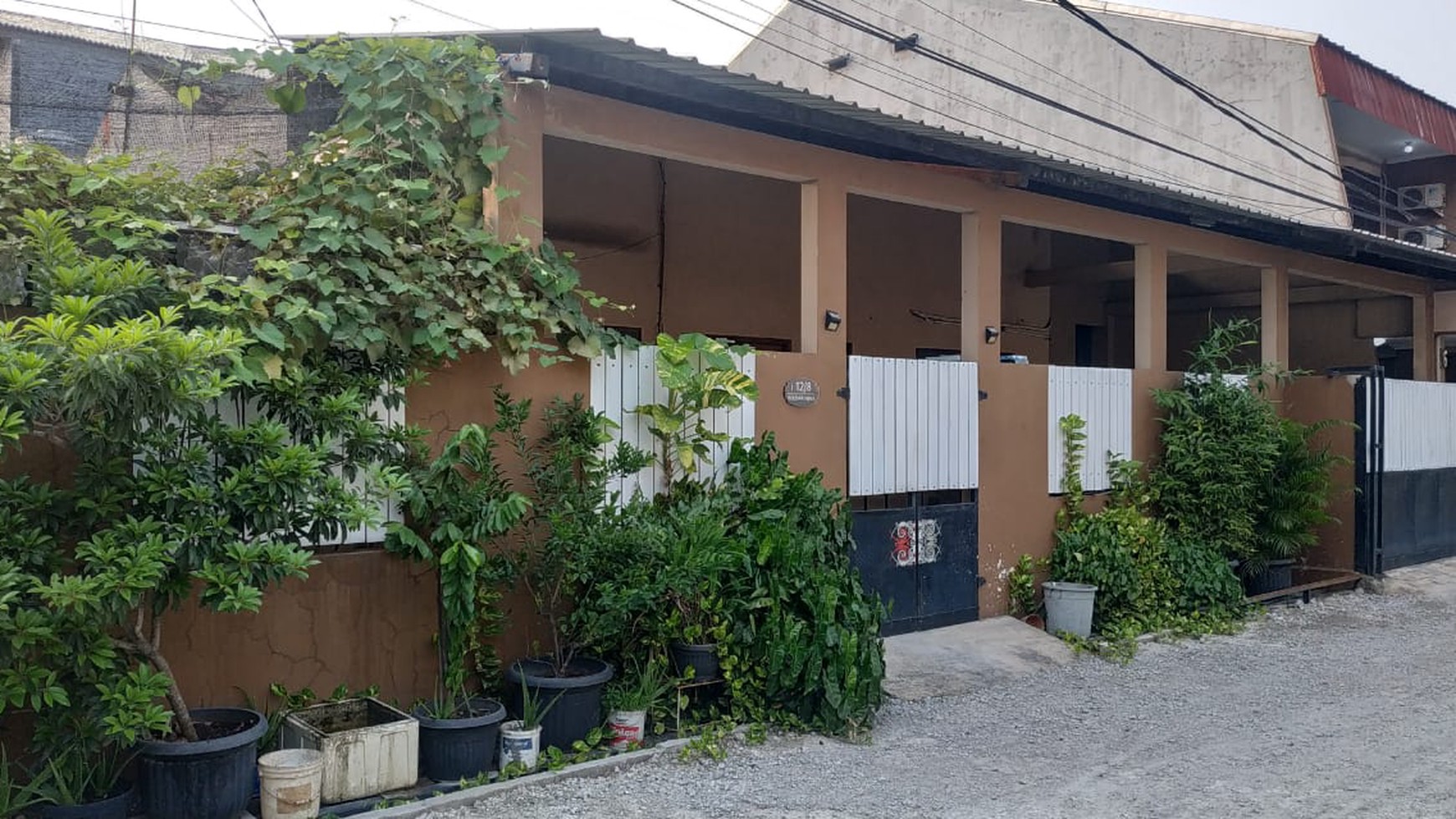 Rumah Bulevar Hijau Jalanan Lebar