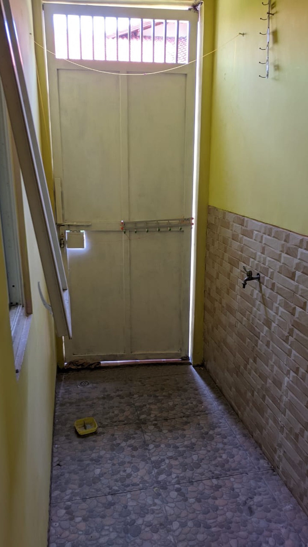 Dijual Rumah Strategis di Semolowaru Elok, 4 Kamar Tidur, Harga Rp 1,5 M Nego