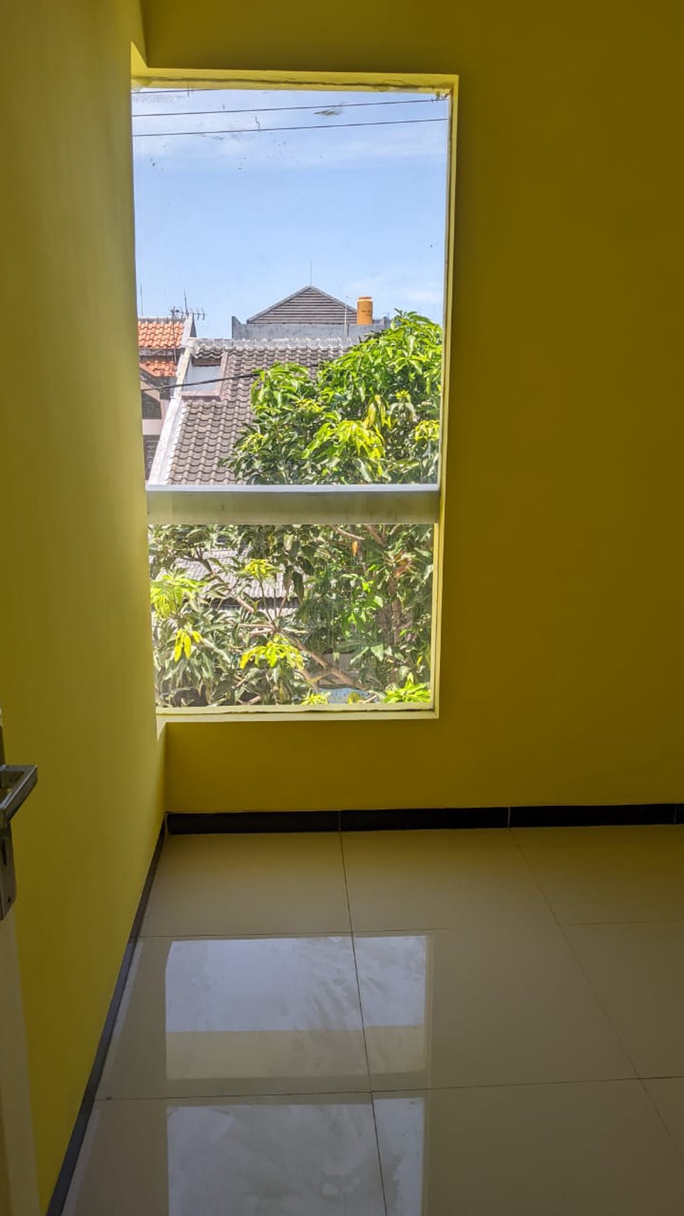 Dijual Rumah Strategis di Semolowaru Elok, 4 Kamar Tidur, Harga Rp 1,5 M Nego