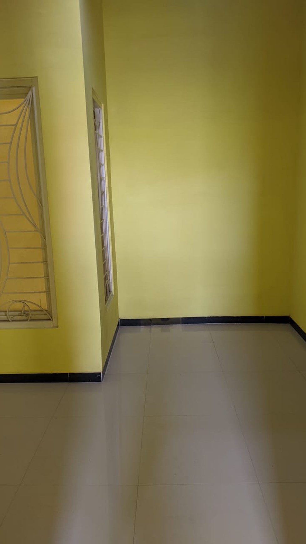 Dijual Rumah Strategis di Semolowaru Elok, 4 Kamar Tidur, Harga Rp 1,5 M Nego