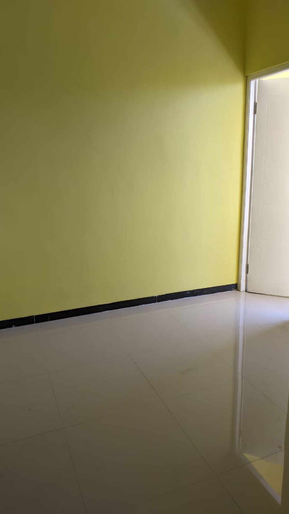 Dijual Rumah Strategis di Semolowaru Elok, 4 Kamar Tidur, Harga Rp 1,5 M Nego