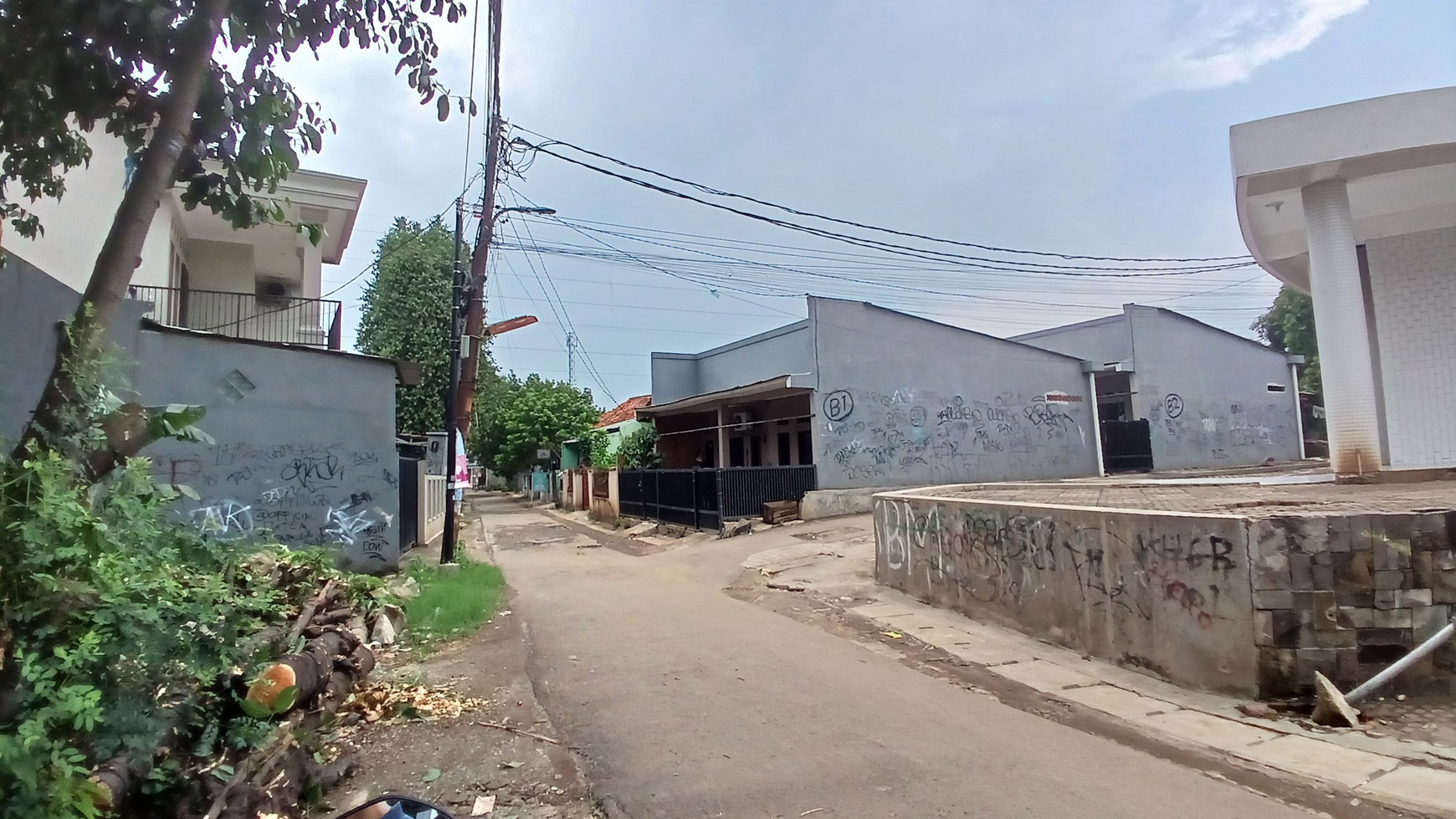 Rumah besar di sebrang Masjid lokasi tenang di Pondok Ranji