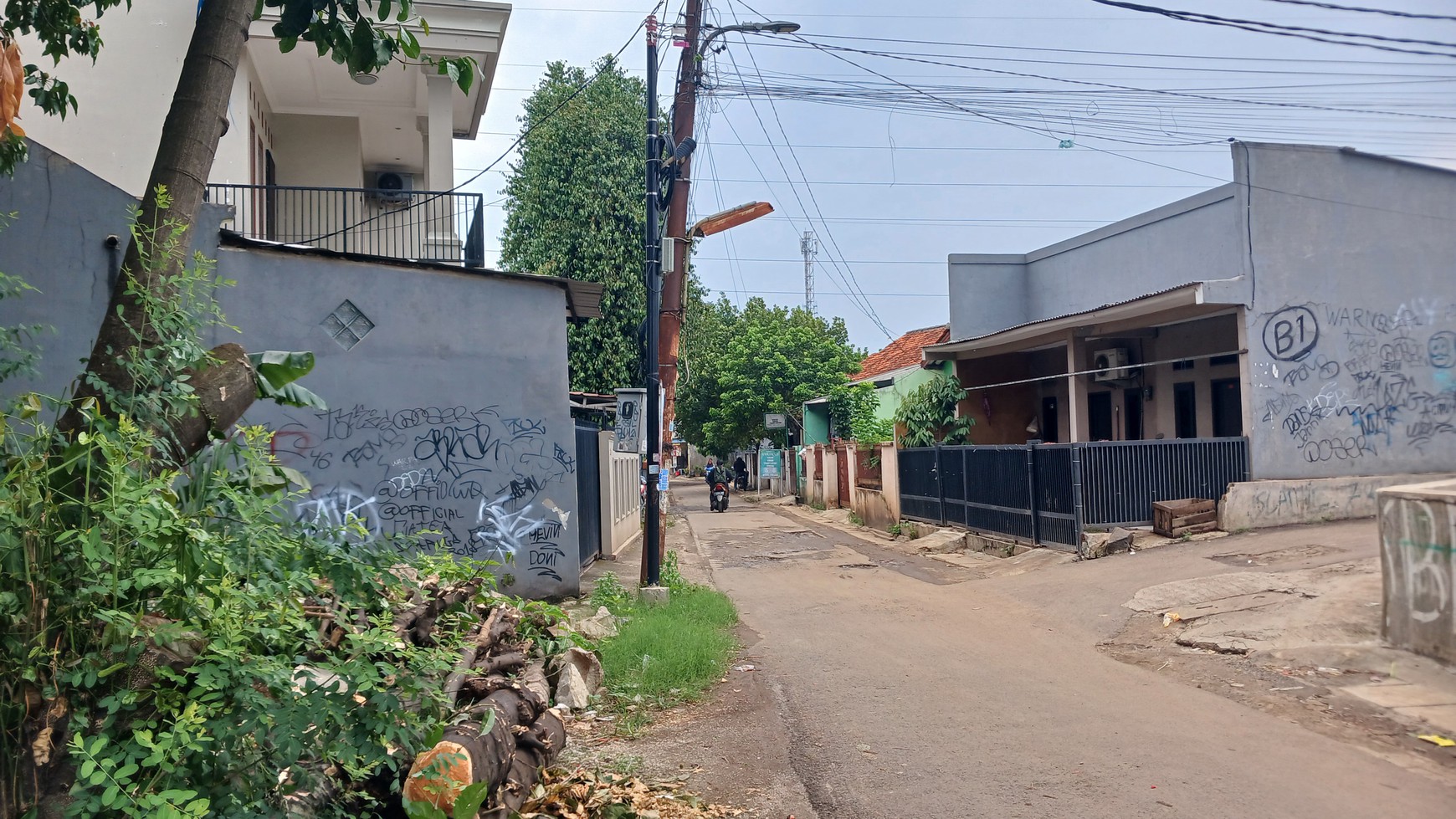 Rumah besar di sebrang Masjid lokasi tenang di Pondok Ranji