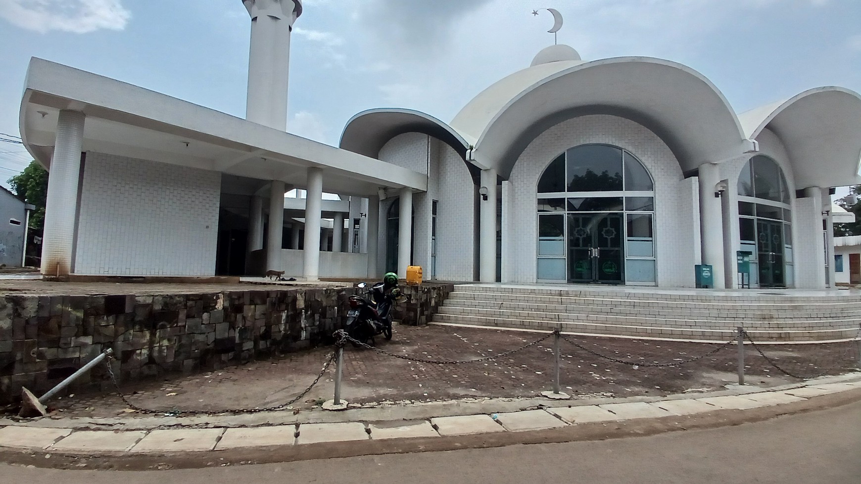 Rumah besar di sebrang Masjid lokasi tenang di Pondok Ranji