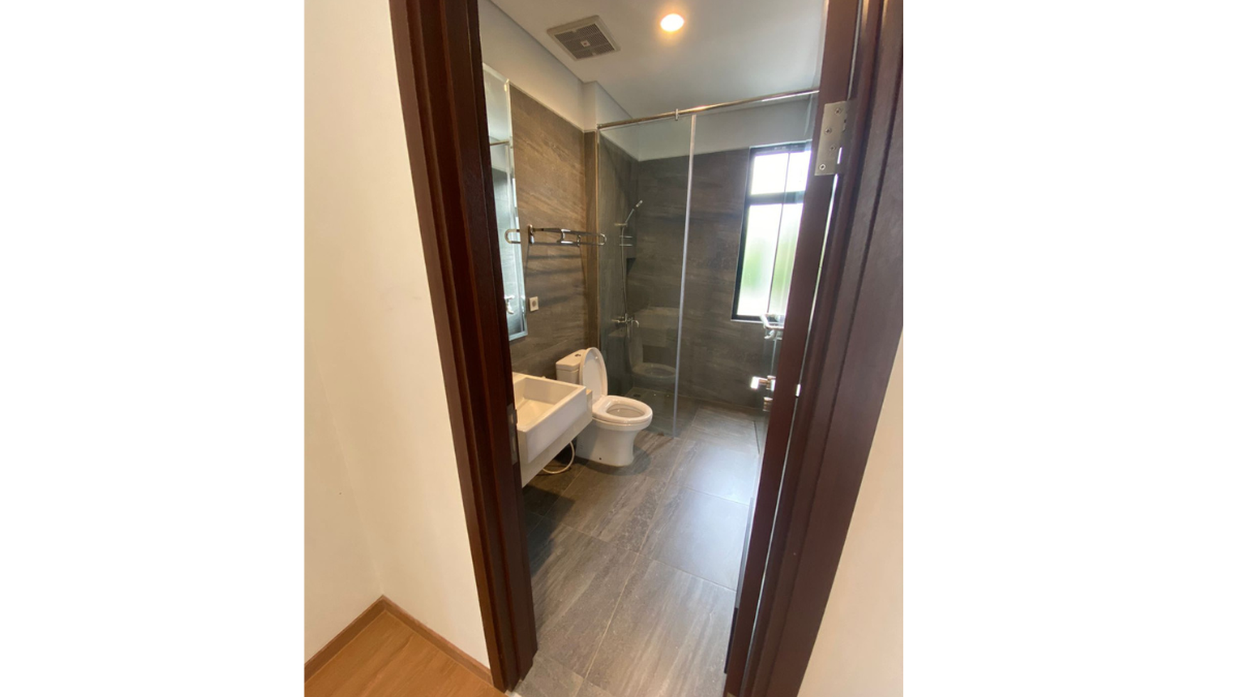 Brand New House Semi Furnished Lokasi Sangat Strategis di Karang Tengah Lebak Bulus.