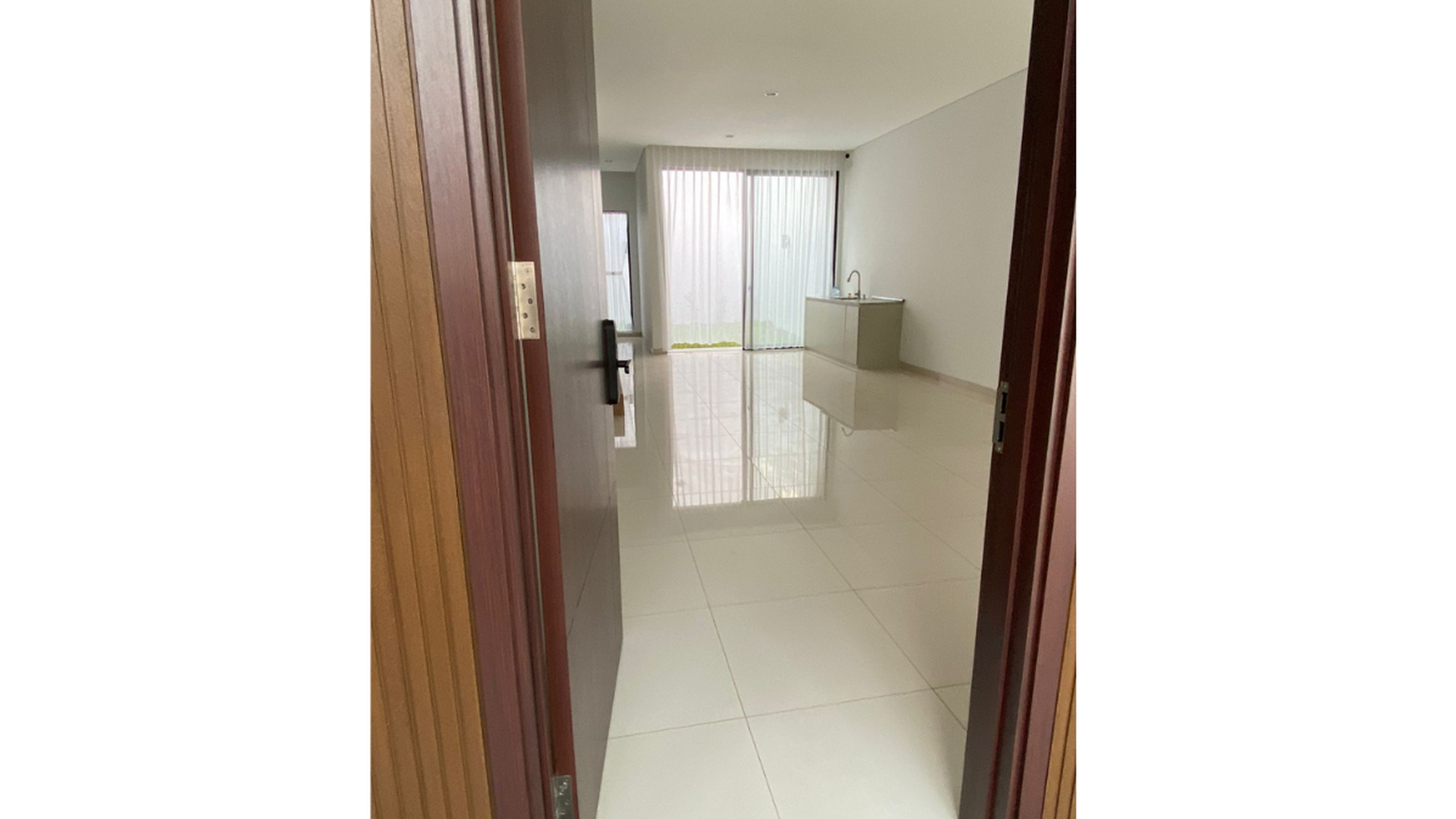 Brand New House Semi Furnished Lokasi Sangat Strategis di Karang Tengah Lebak Bulus.