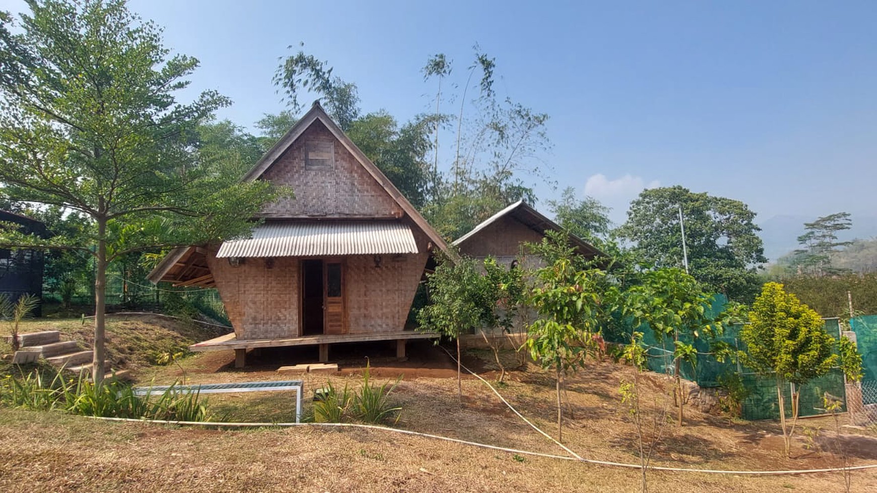 Villa Sejuk Indah Dengan View Pegunungan Sungai Berbatu Di Banjaran Bandung, 20 Menit Dari Tol Soreang Bandung Dijual Hitung Tanah