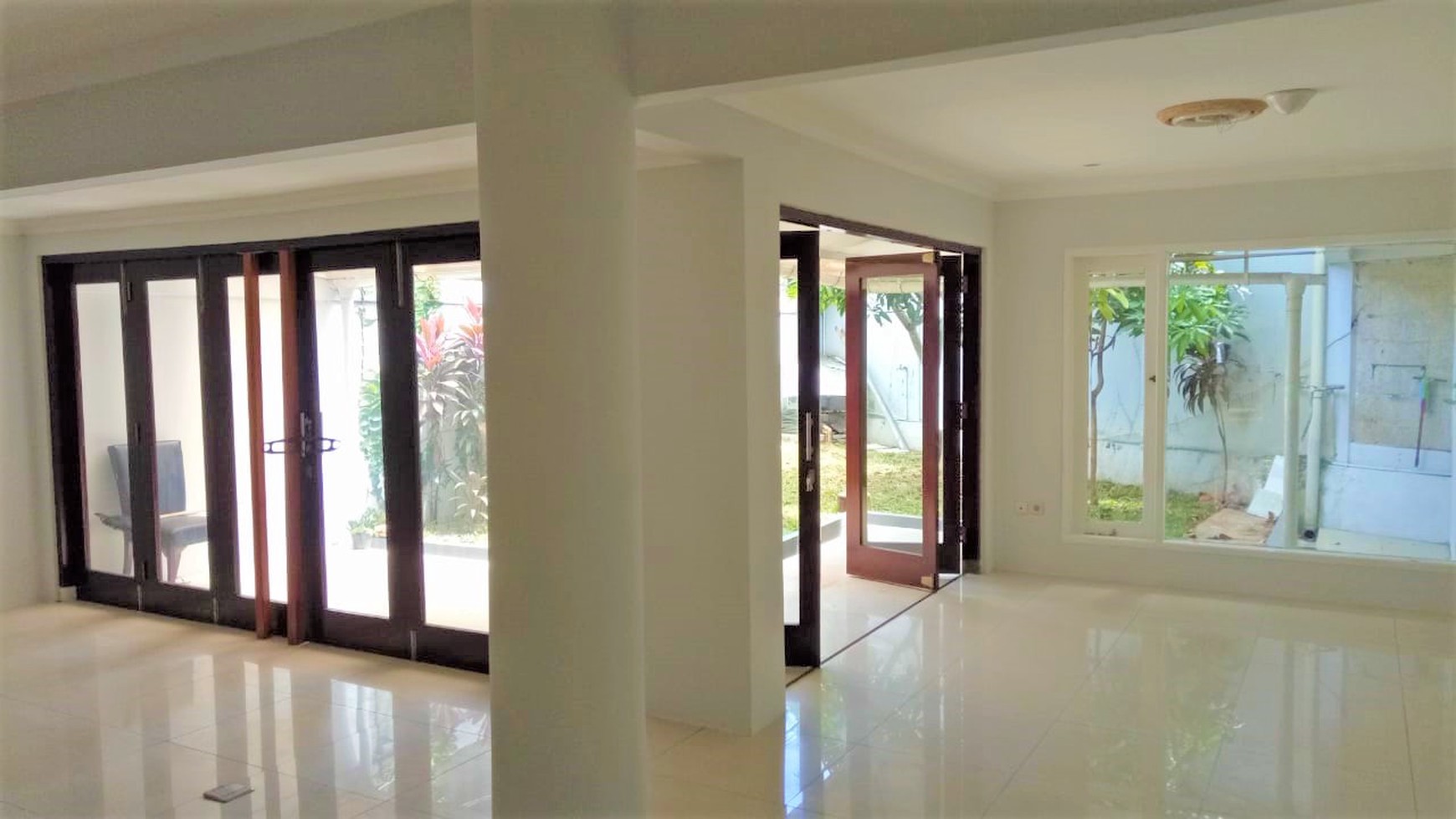 Dijual Rumah 2 Lantai dengan Halaman Luas dan Siap Huni @Bintaro