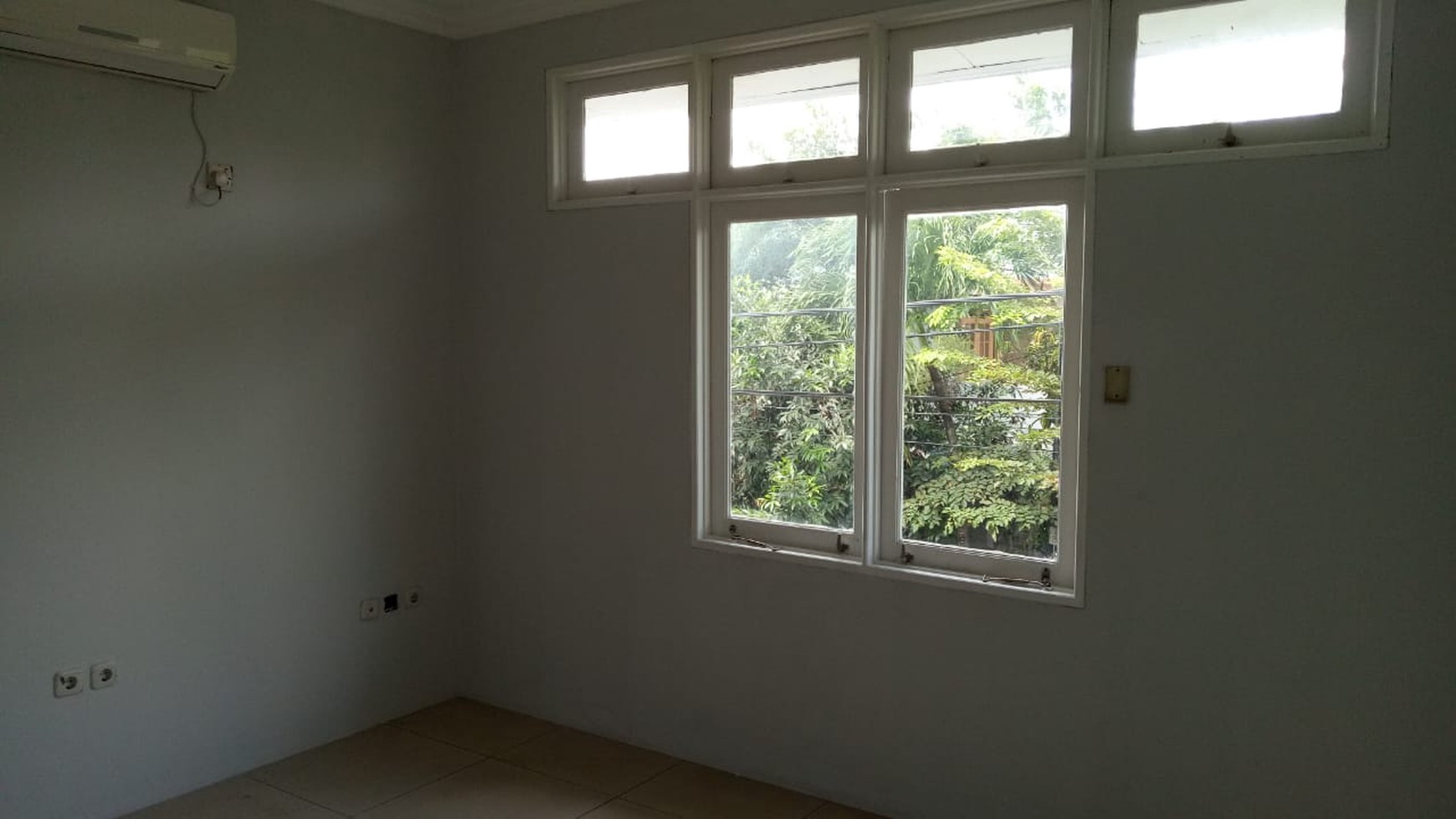 Dijual Rumah 2 Lantai dengan Halaman Luas dan Siap Huni @Bintaro