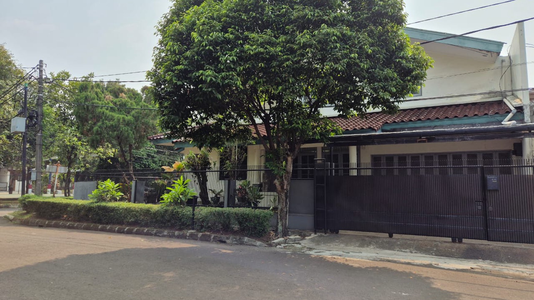 Rumah 2 lantai, halaman luas di Bintaro Sektor 9