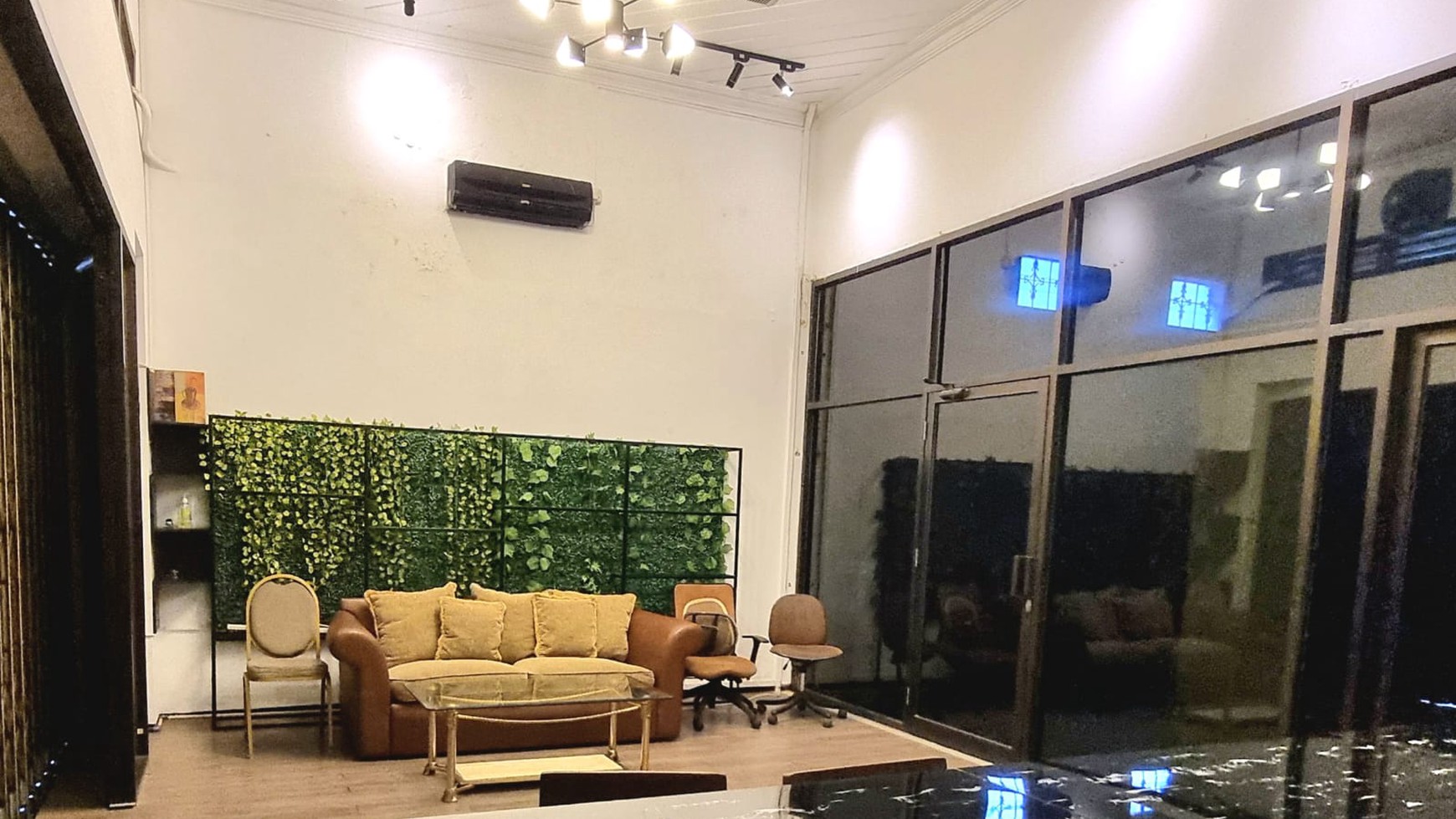 Dijual 560 m2 Rumah Surabaya Pusat di area Jalan Kusuma Bangsa - Carport LUAS masuk 12 Mobil - Row Jalan LEBAR 5 Mobil -Cocok Buat Segala Usaha  