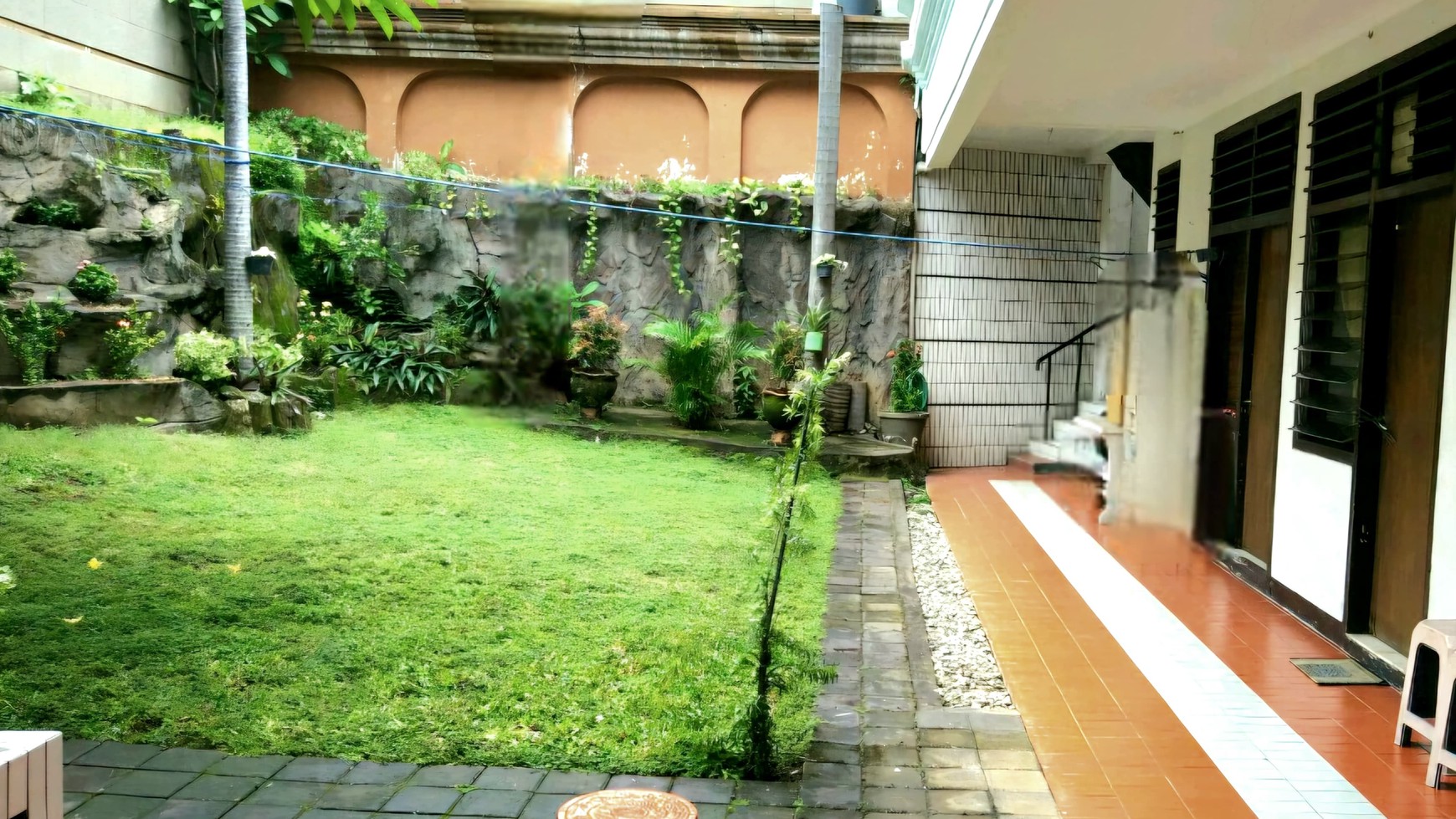 Dijual 560 m2 Rumah Surabaya Pusat di area Jalan Kusuma Bangsa - Carport LUAS masuk 12 Mobil - Row Jalan LEBAR 5 Mobil -Cocok Buat Segala Usaha  