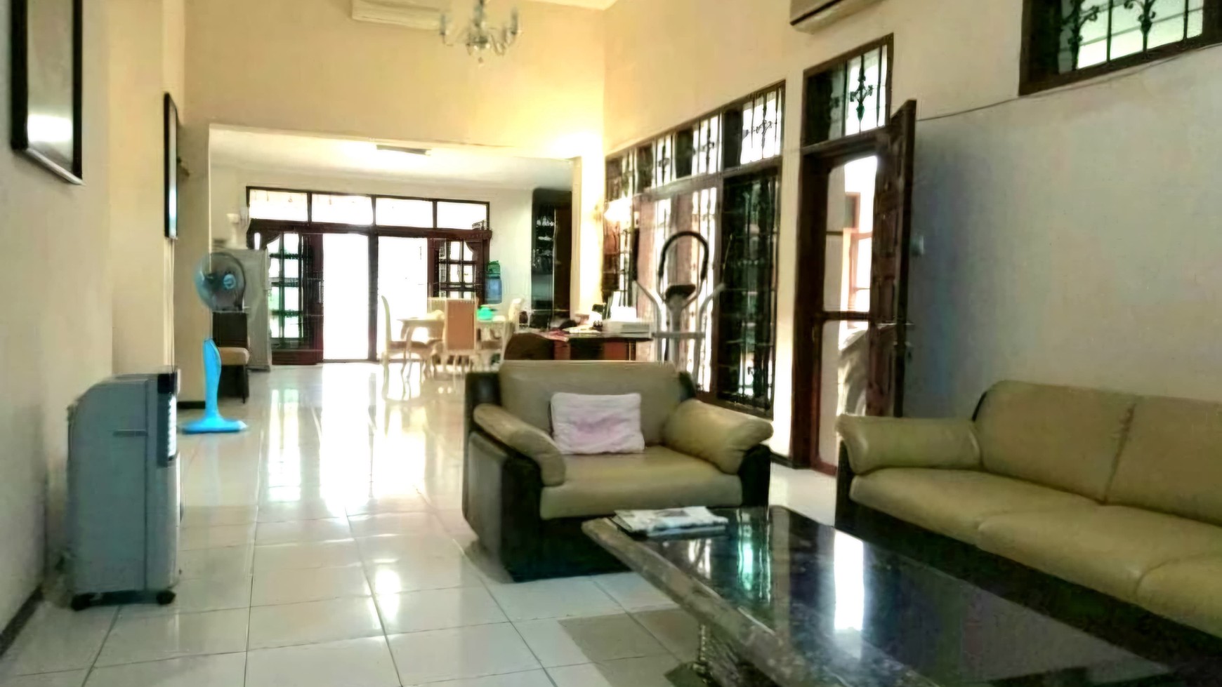 Dijual 560 m2 Rumah Surabaya Pusat di area Jalan Kusuma Bangsa - Carport LUAS masuk 12 Mobil - Row Jalan LEBAR 5 Mobil -Cocok Buat Segala Usaha  