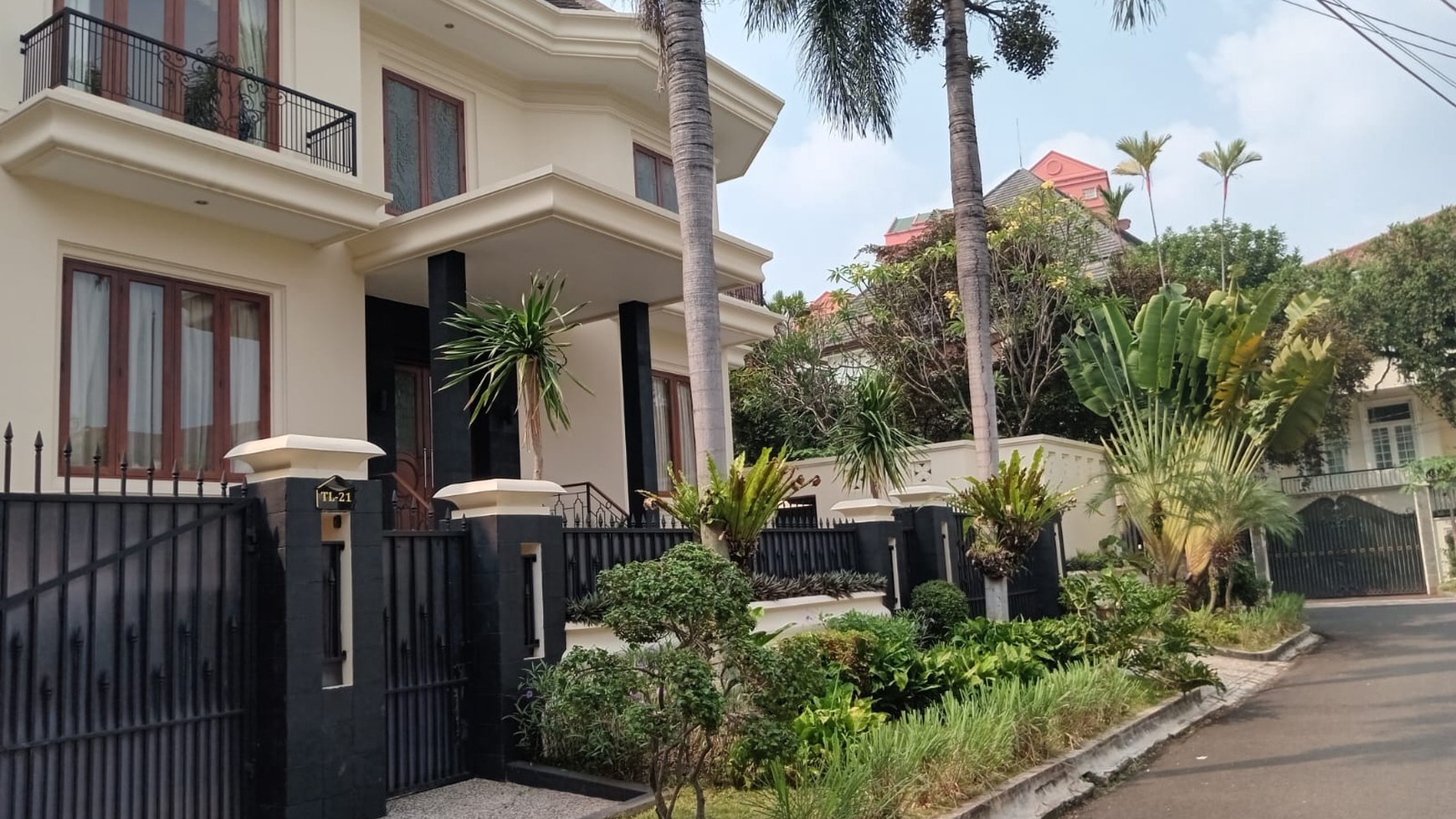 Rumah Classic di Pondok Indah Lokasi tenang, nyaman dan aman dengan security 24 jam