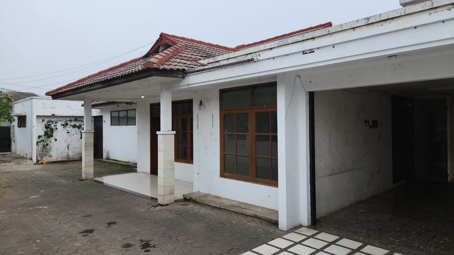 Rumah Hook Hitung Tanah di Komplek Sariwangi Asri