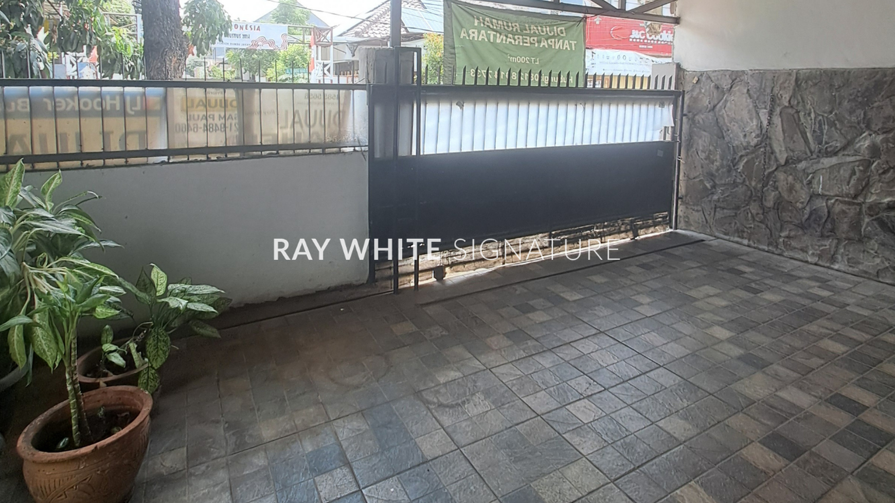 Dijual Rumah Layak Huni berada di Jalan Ramai bisa untuk usaha di Pondok Bambu