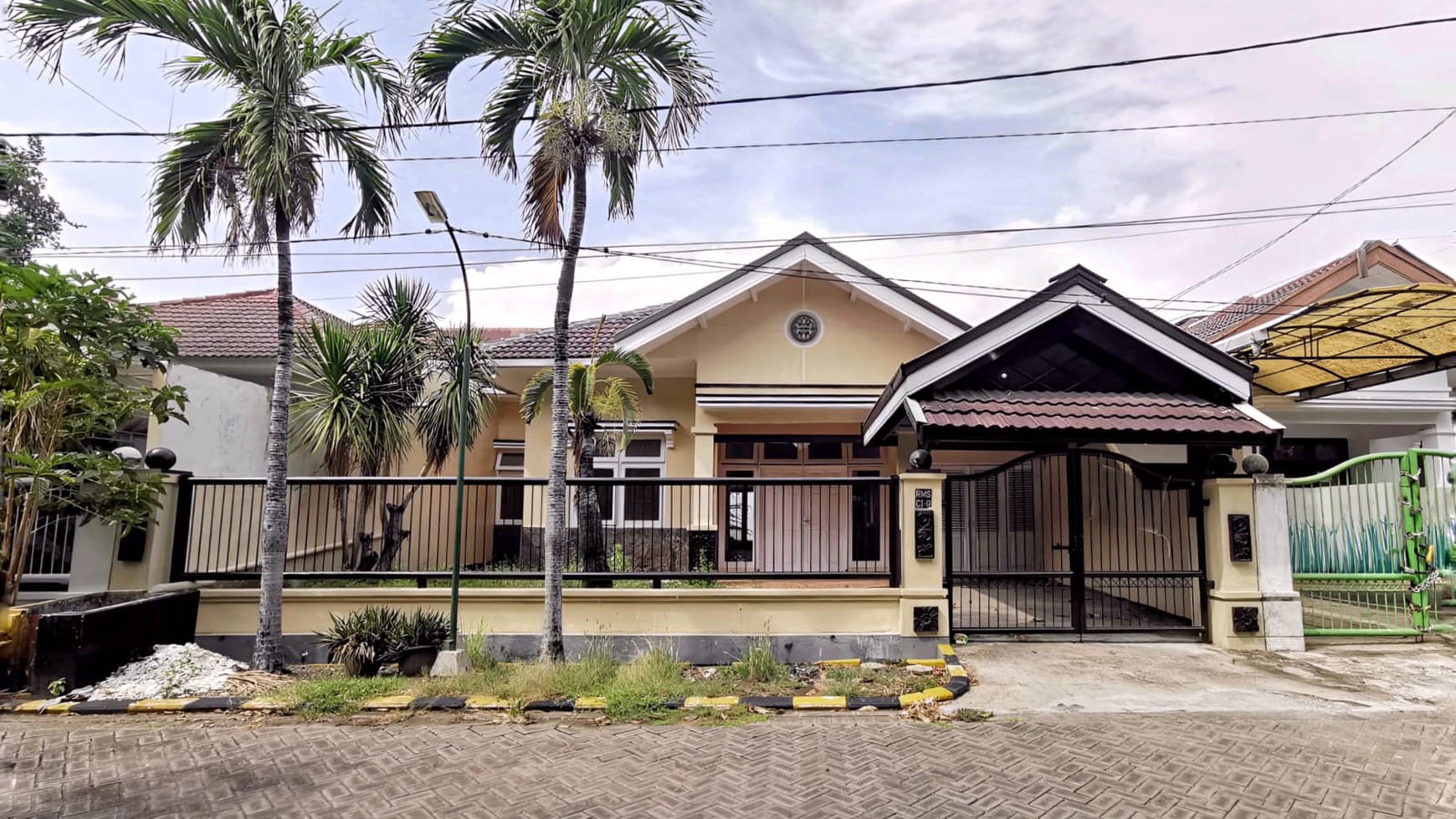 Rumah Luas Tenang Row Jalan Lebar Harga Spesial Rungkut, Surabaya