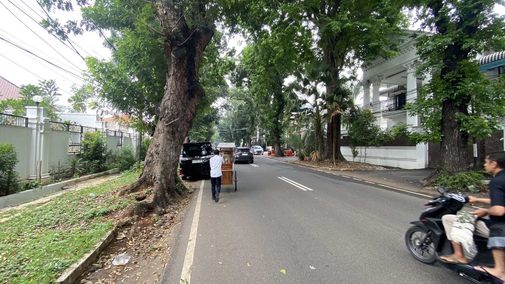 RUMAH LOKASI KOMERSIL DI PANGLIMA POLIM KEBAYORAN BARU