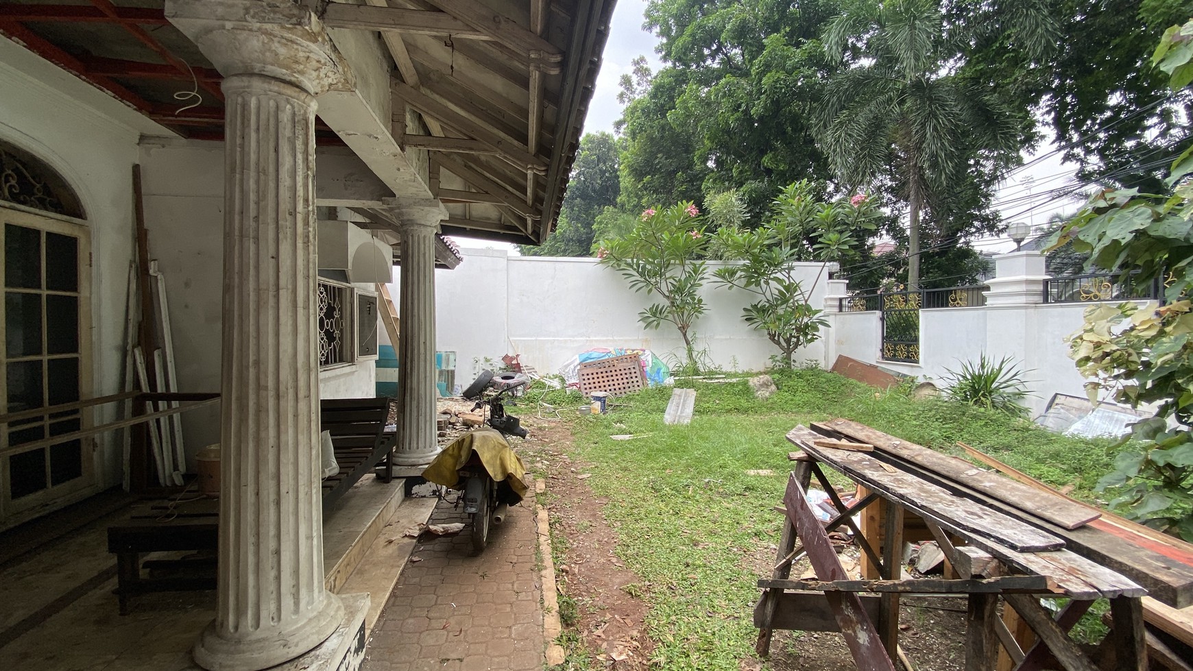 RUMAH LOKASI KOMERSIL DI PANGLIMA POLIM KEBAYORAN BARU