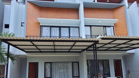 Brand New Rumah 3 Lantai kualitas bangunan kokoh, plafon pvc kekinian. 